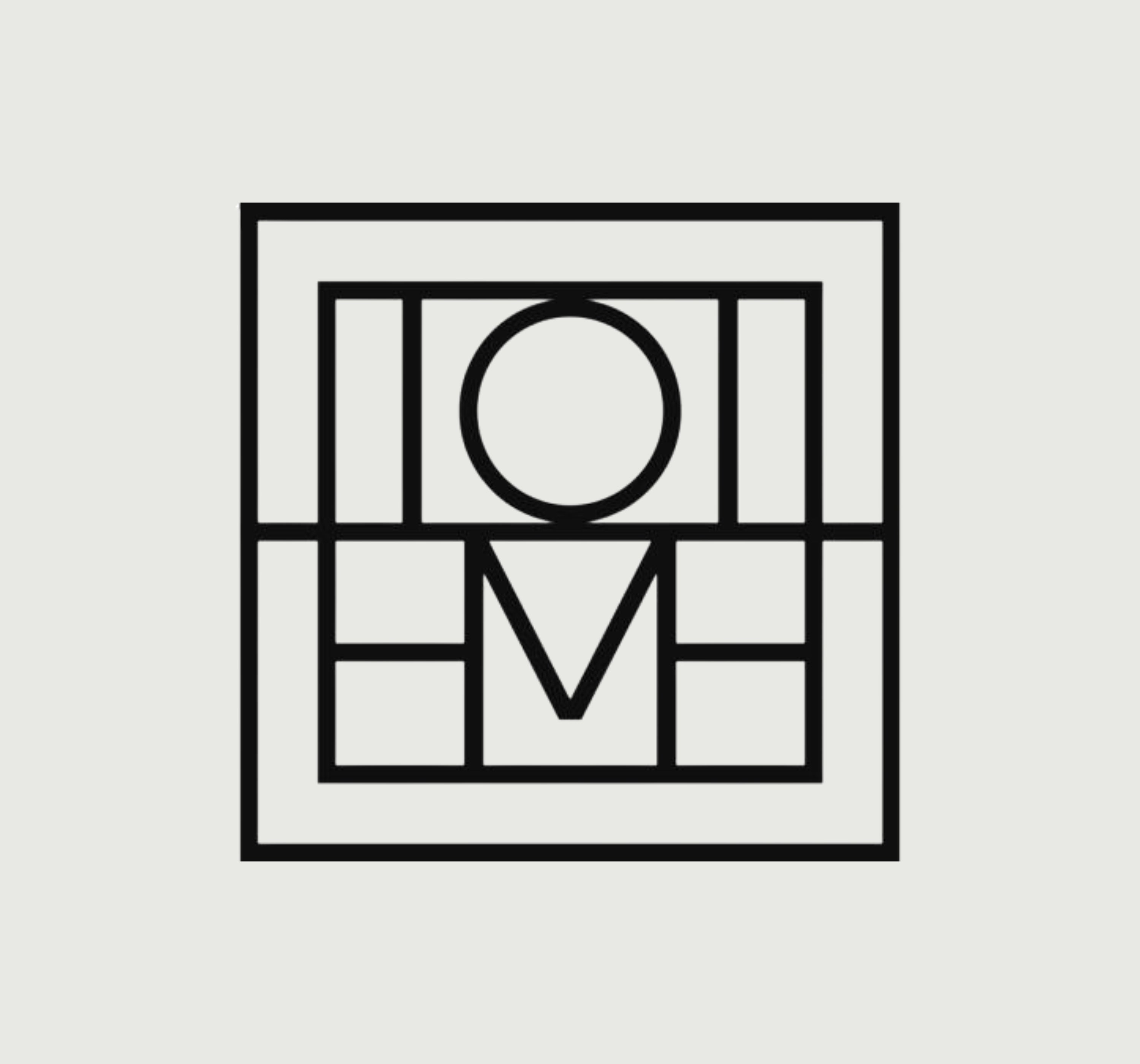 Toteme Logo: Man sieht von zwei unterschiedlich, großen Quadraten die Außenlinien. Innerhalb des Vierecks integriert sind in der oberen Zeile die Buchstaben 'TOT', in der darunter liegenden Zeile 'EME'. 