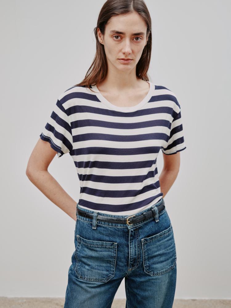 Nili Lotan blau-weiß gestreiftes T-Shirt aus Baumwolle - Modelfoto von vorne