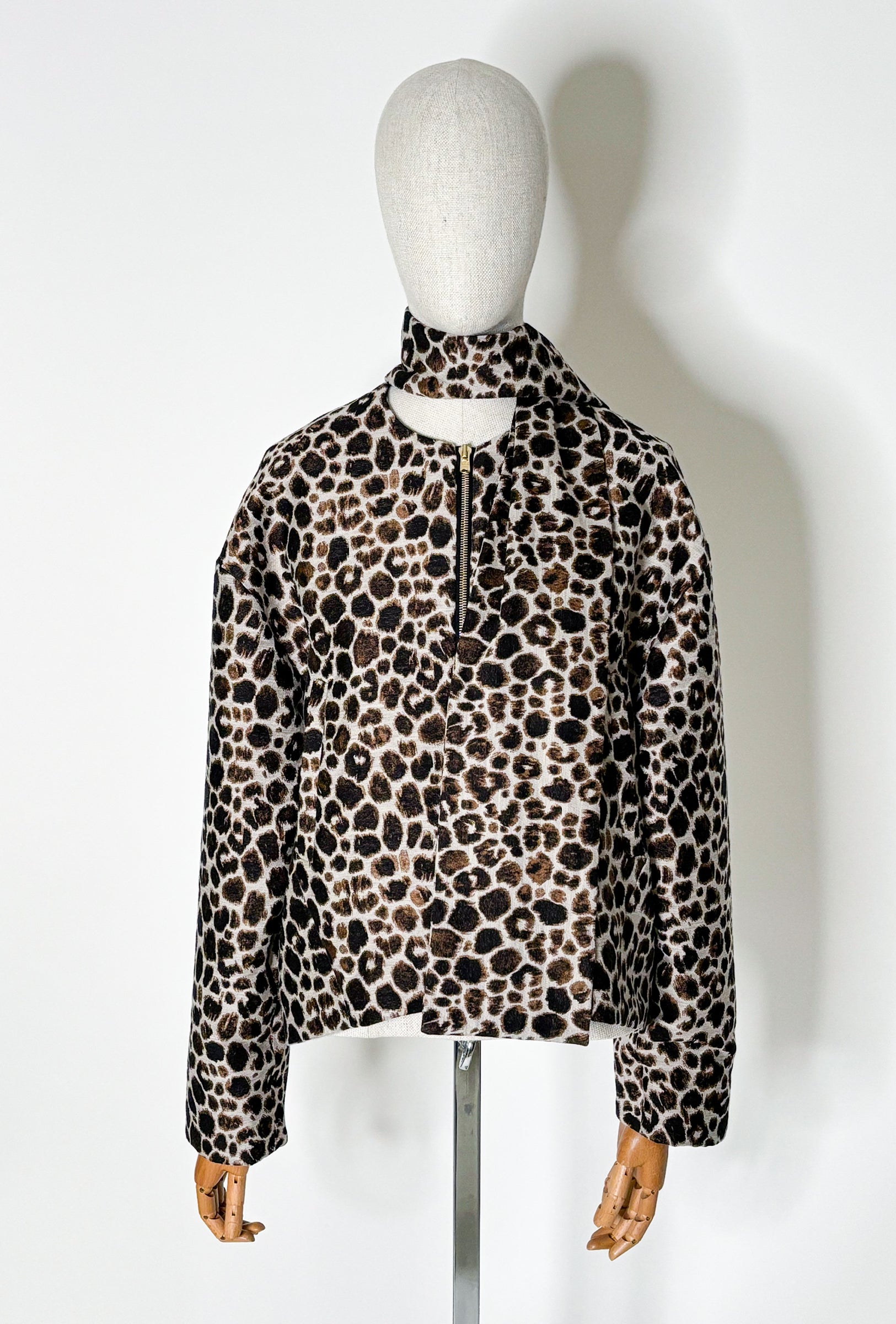 Odeeh Jacke mit Leopardenmuster aus Baumwollgemisch - Fotografiert an Büste