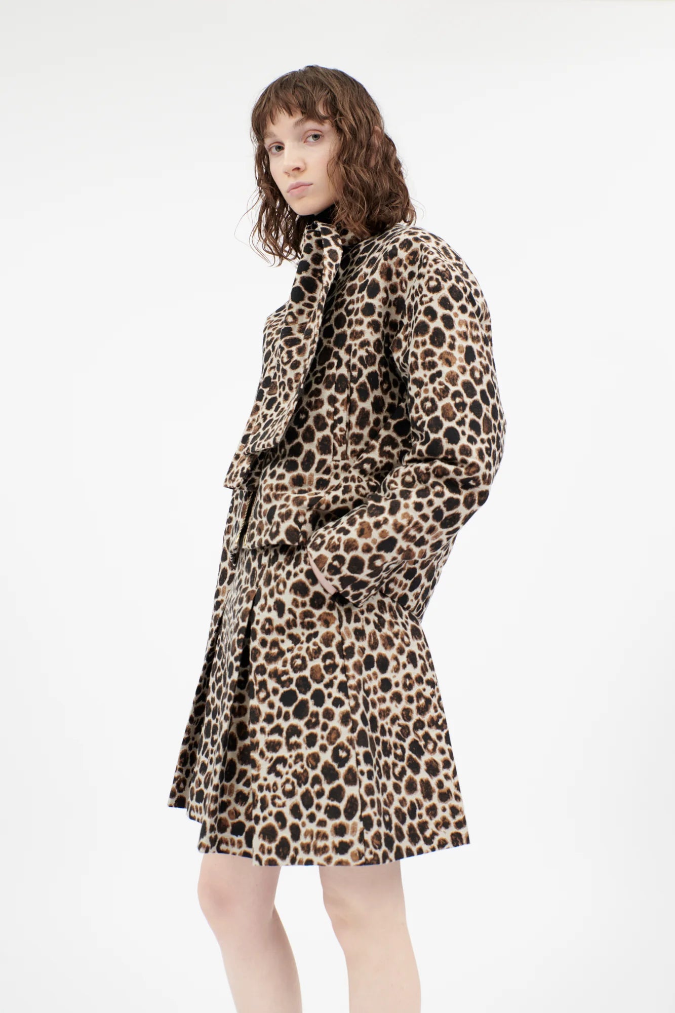 Odeeh Jacke mit Leopardenmuster aus Baumwollgemisch - Seitenansicht am Model