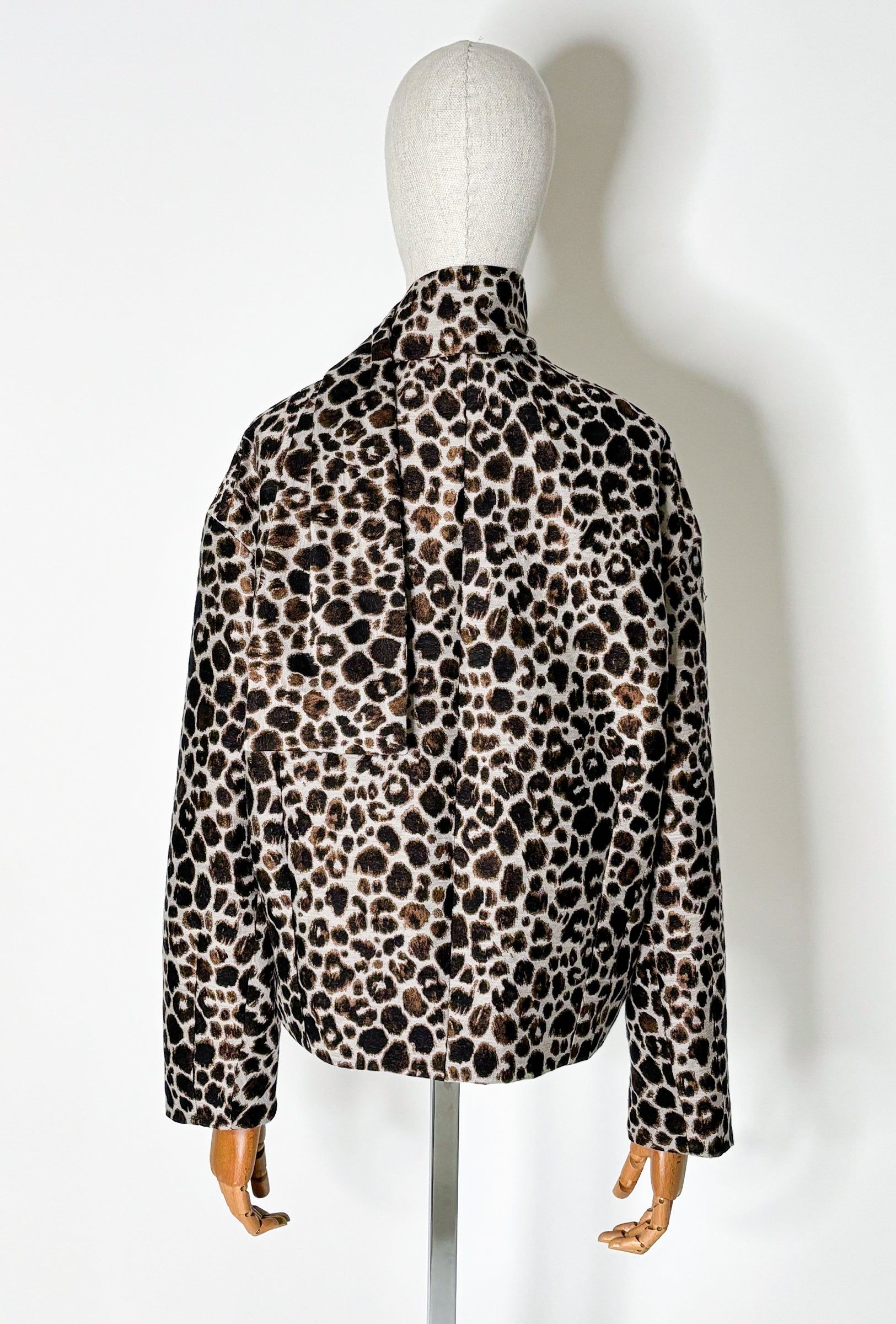 Odeeh Jacke mit Leopardenmuster aus Baumwollgemisch - Fotografiert an Büste von hinten