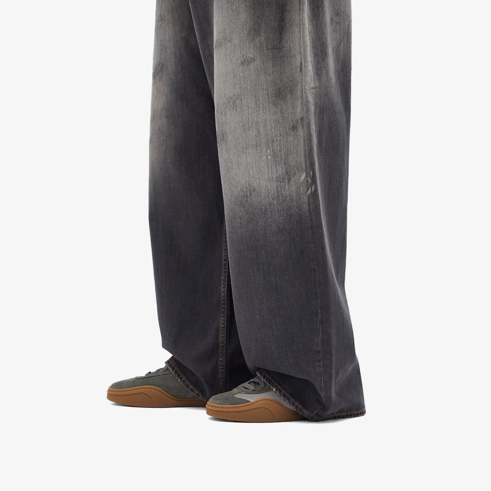 Acne Sneaker in Wild- & Glattleder mit einer schmalen Silhouette in einem gräulich-grünen Farbton - Sneaker am Model