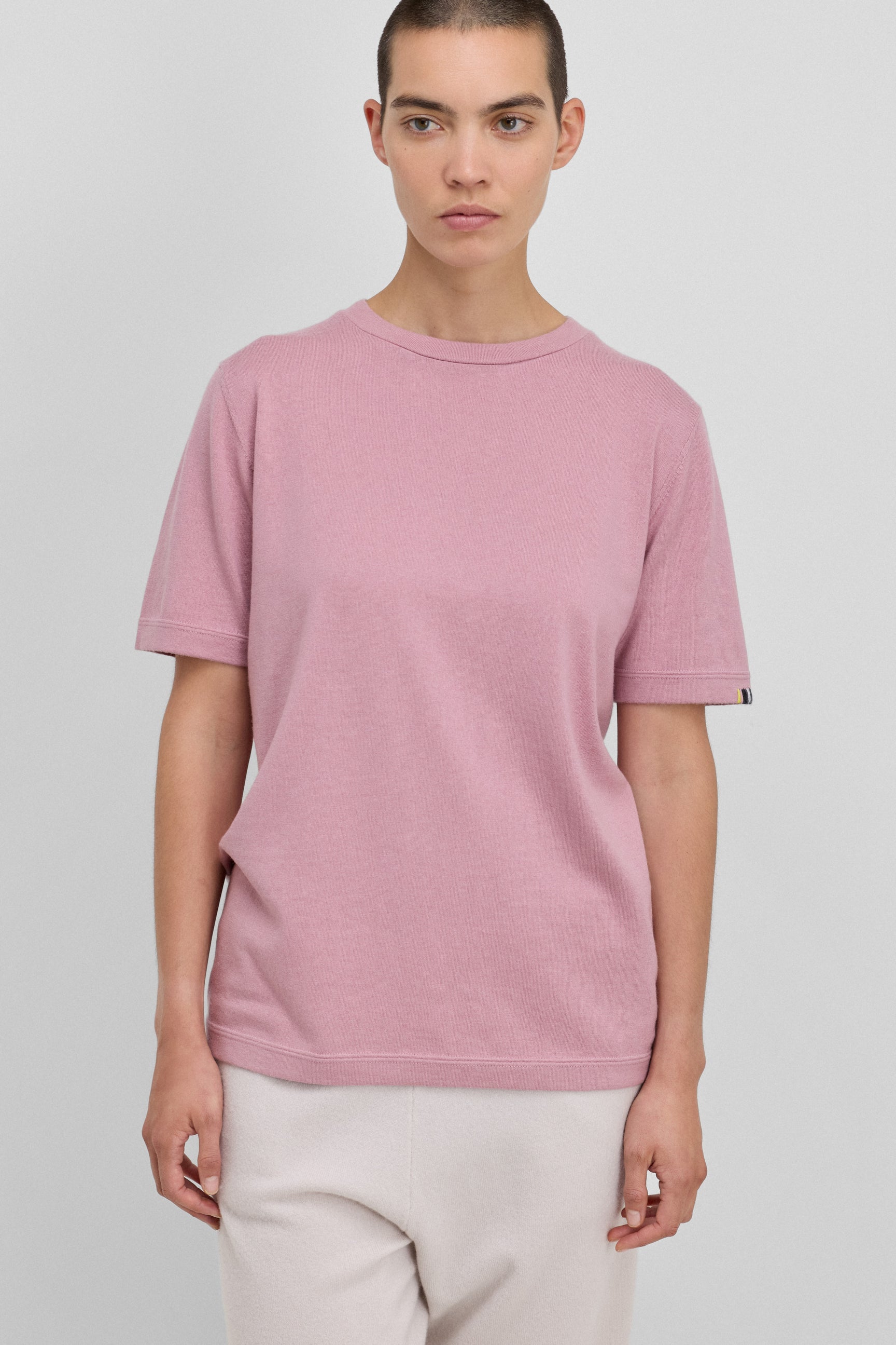 Extreme Cashmere rosa Strick-T-Shirt aus Baumwoll-Kaschmir-Mix - Modelfoto von vorne
