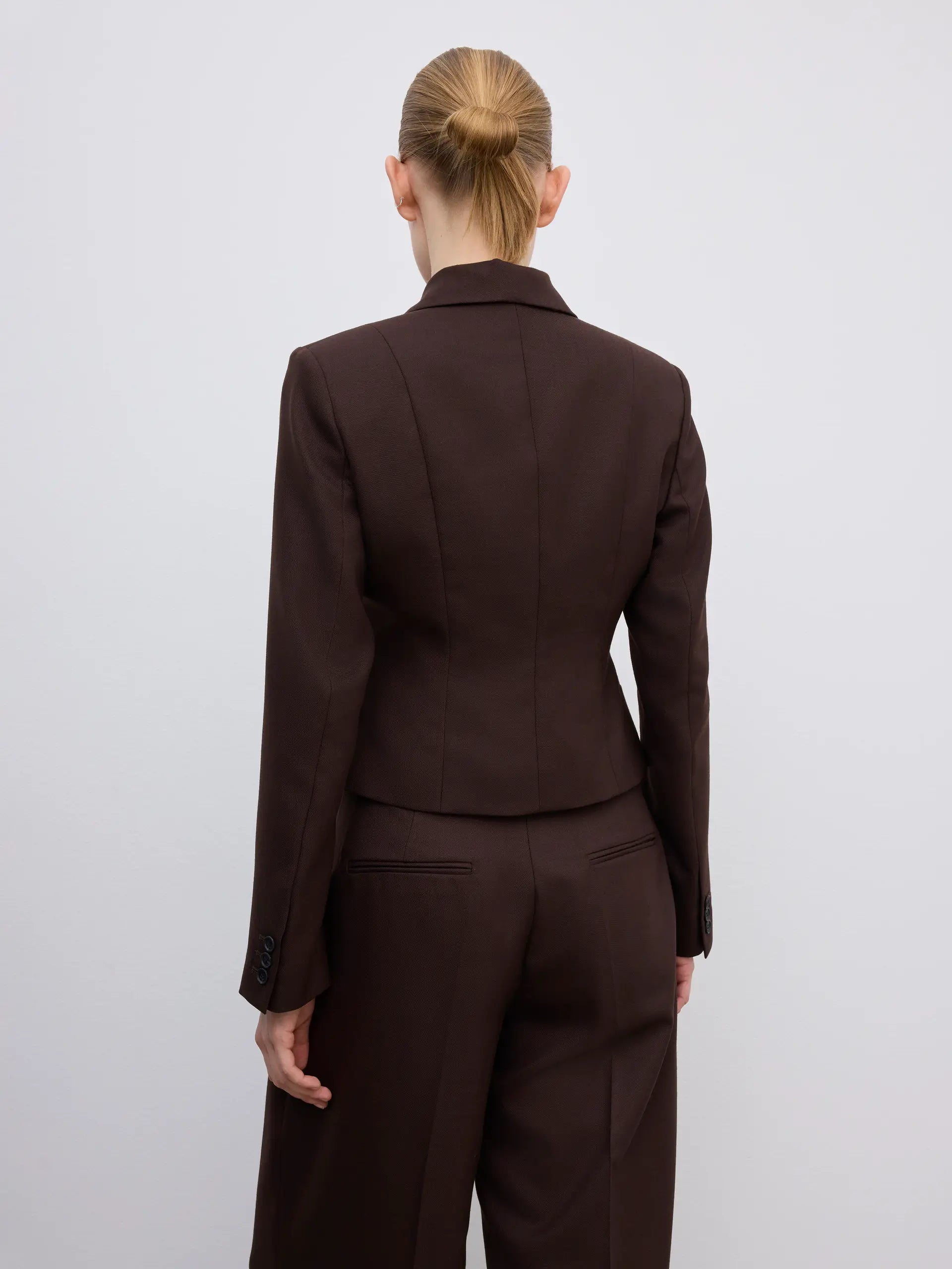 Dagmar Blazer in der Rückansicht am Model. 