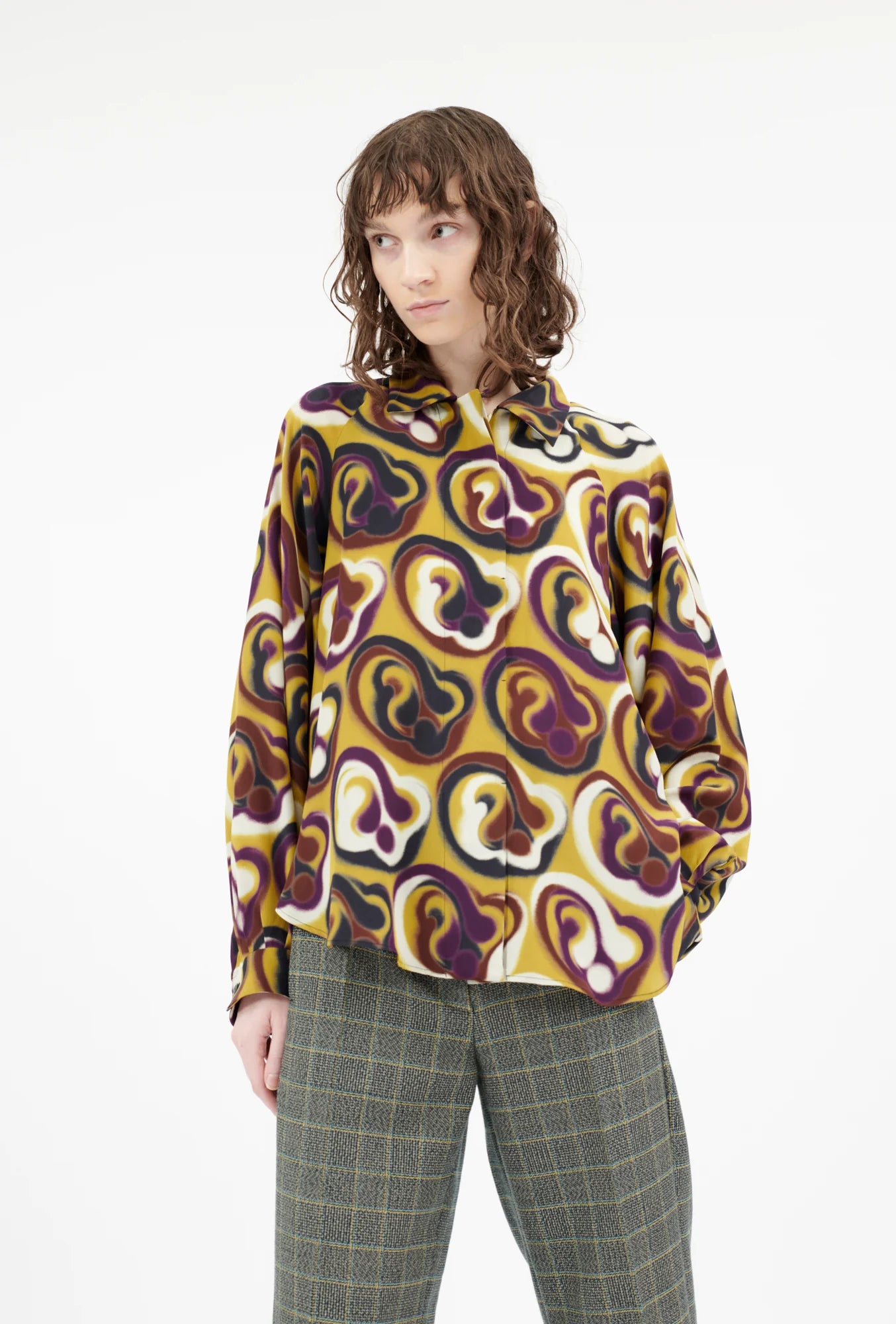 Odeeh Graphic Silk Bluse in gelb mit einem abstrakten Print - Frontansicht am Model 