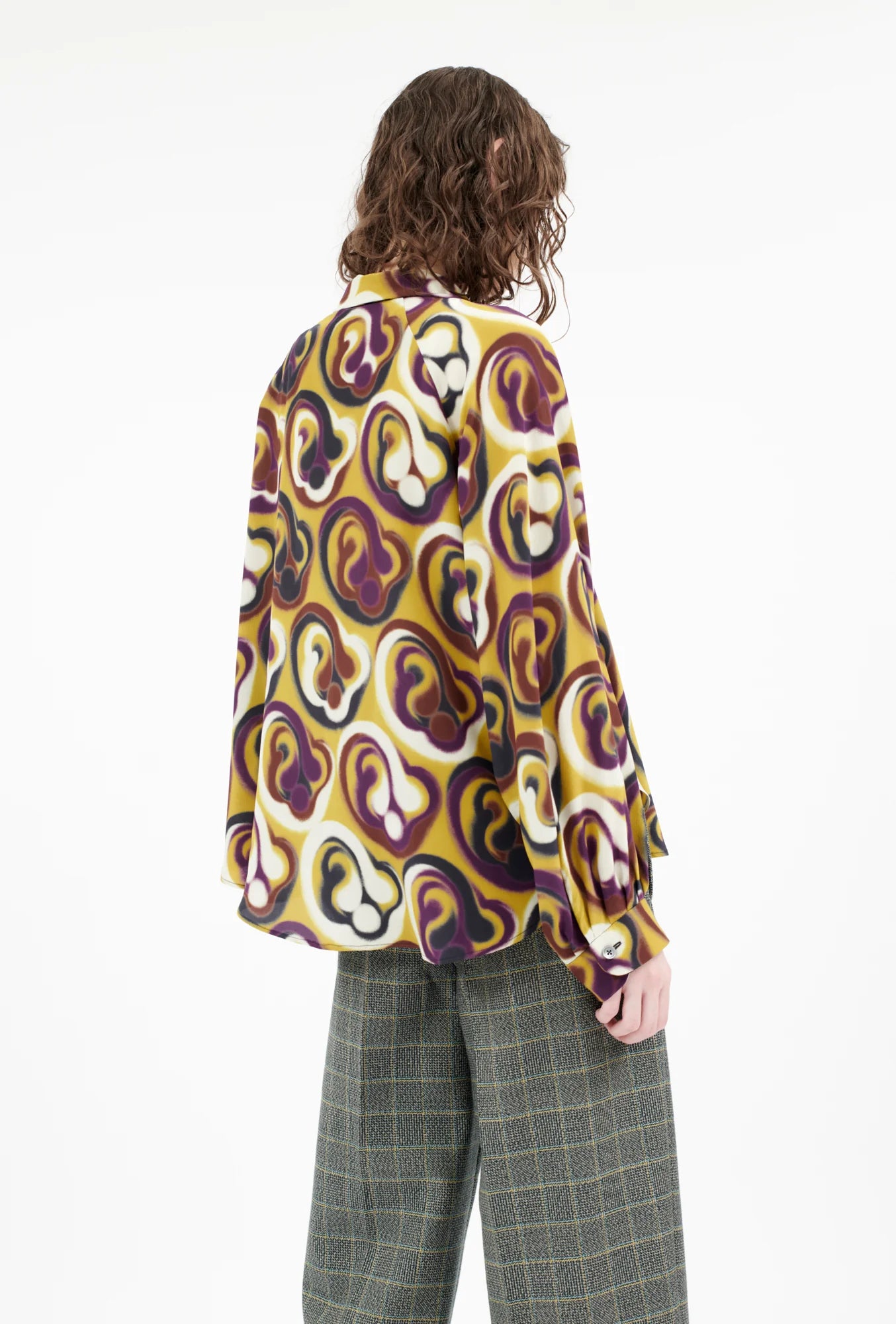 Odeeh Graphic Seiden Bluse in gelb mit einem abstrakten Print - Rückansicht am Model