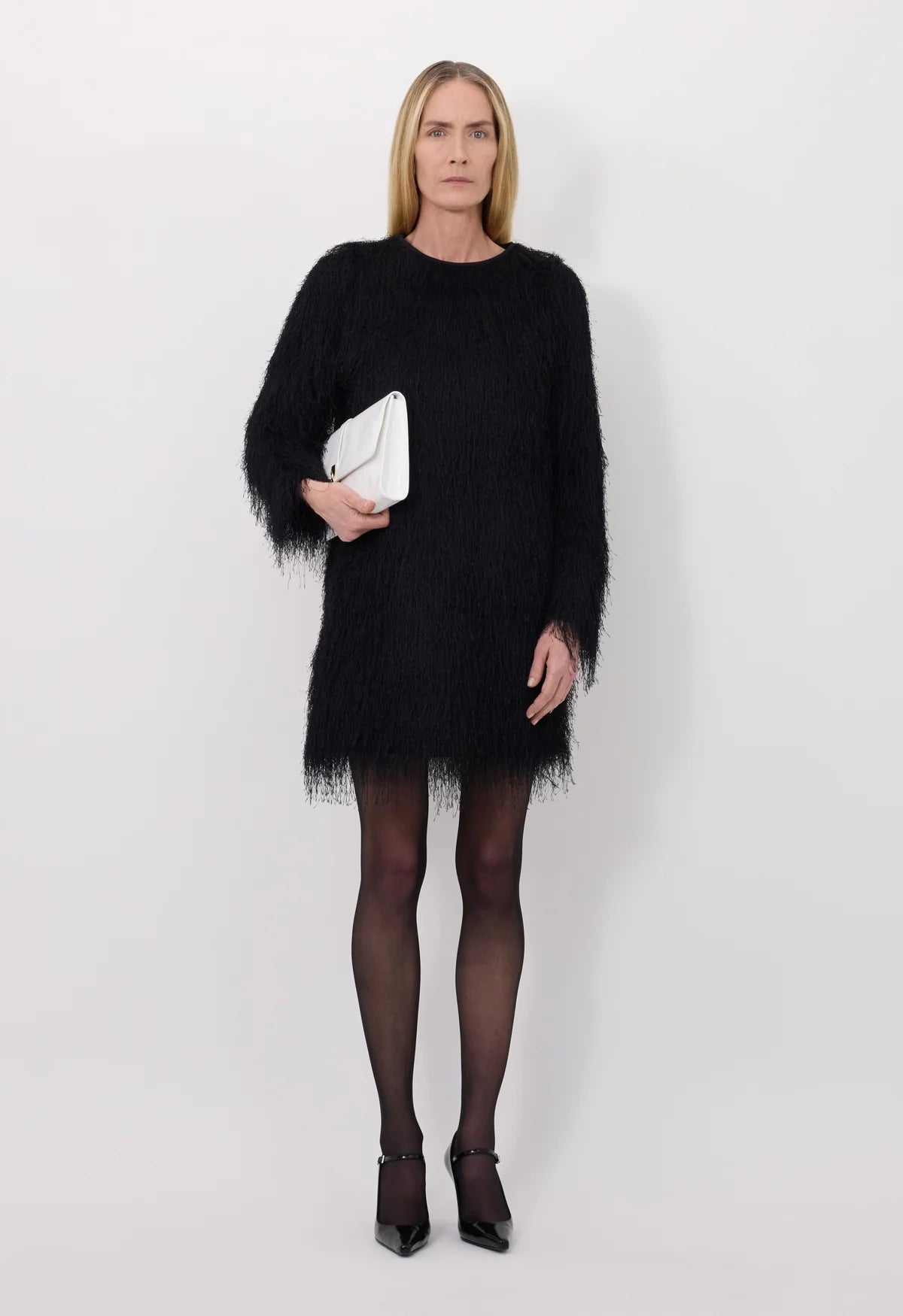 Loulou de Saison Tina Mini-Kleid mit langen Ärmeln und einer geraden Passform - Frontansicht am Model