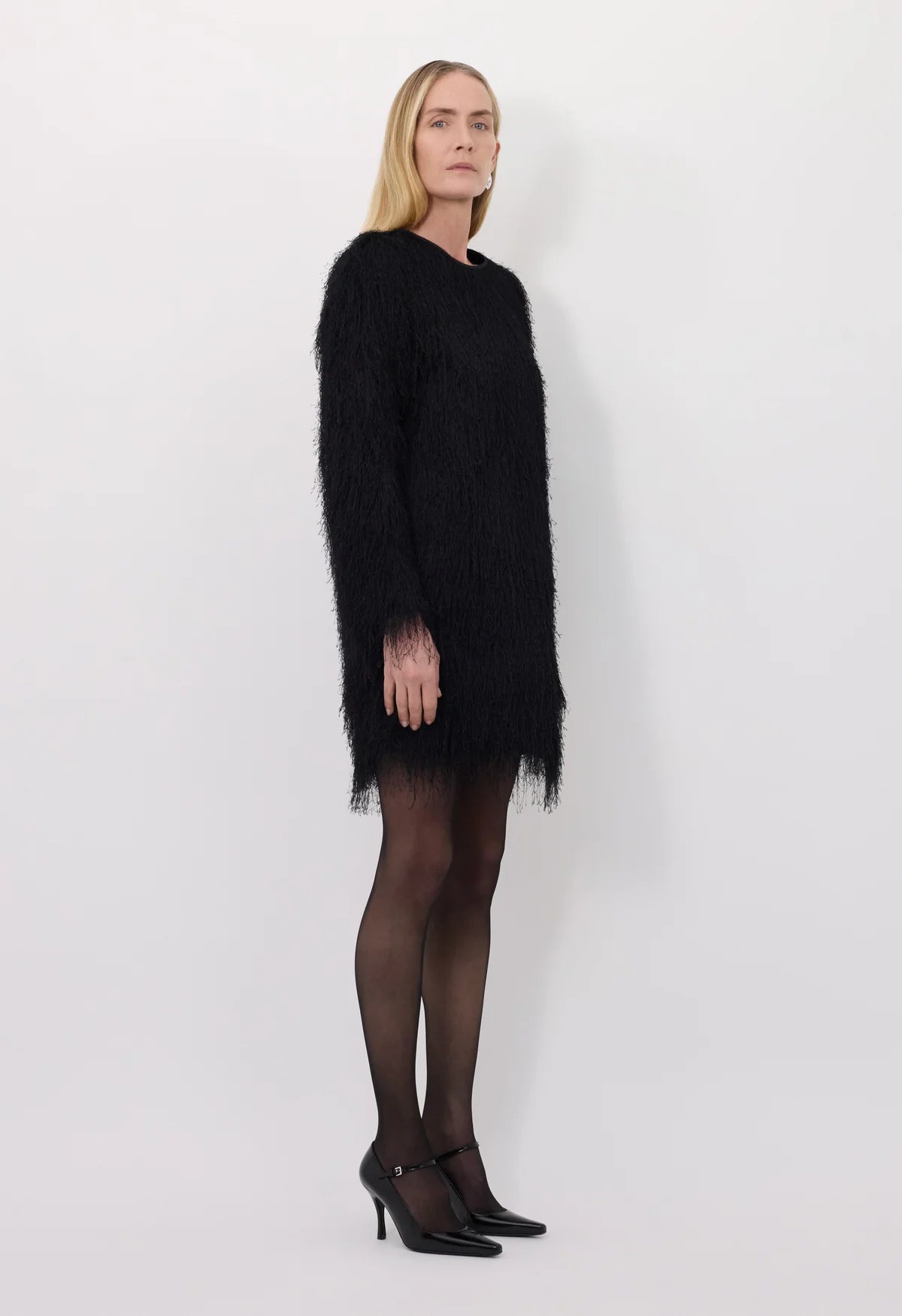 Loulou de Saison Tina Mini-Kleid in schwarz mit Fransen - Dreiviertelansicht am Model