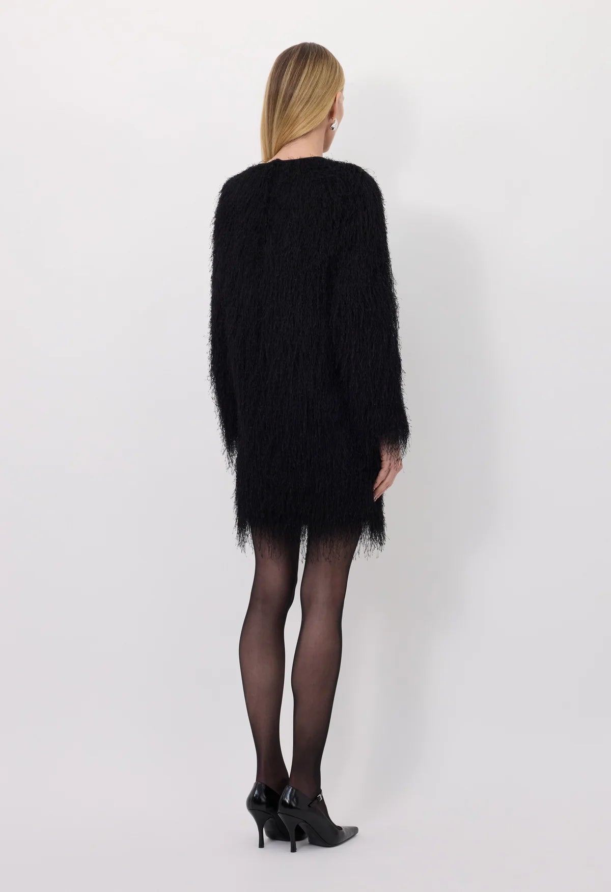 Loulou de Saison Tina Mini-Kleid mit Fringe-Optik in schwarz - Rückansicht am Model 