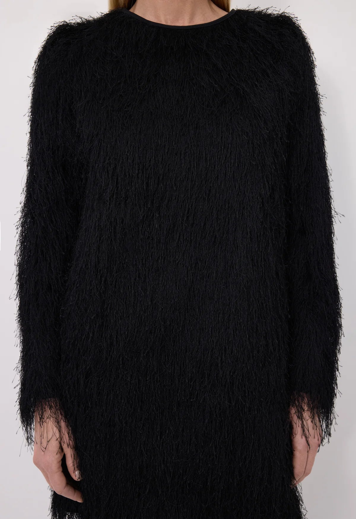 Loulou de Saison Tina Mini-Kleid in schwarz - Nahaufnahme von den Fransen 