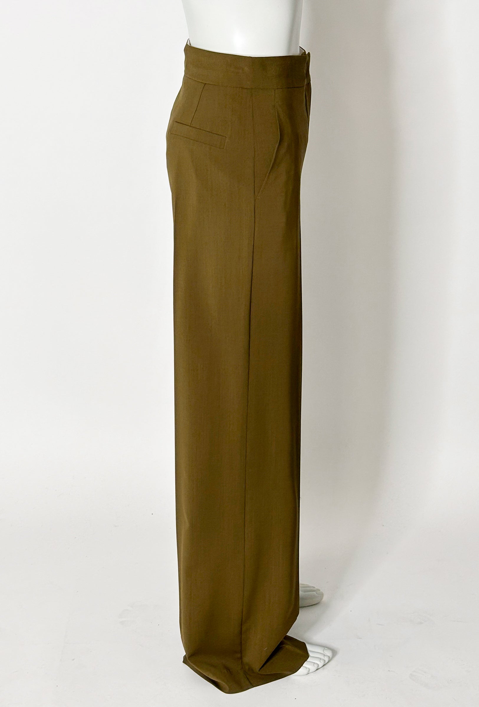 Odeeh olivgrüne Hose aus dünner Wolle - an Puppe fotografiert von der Seite