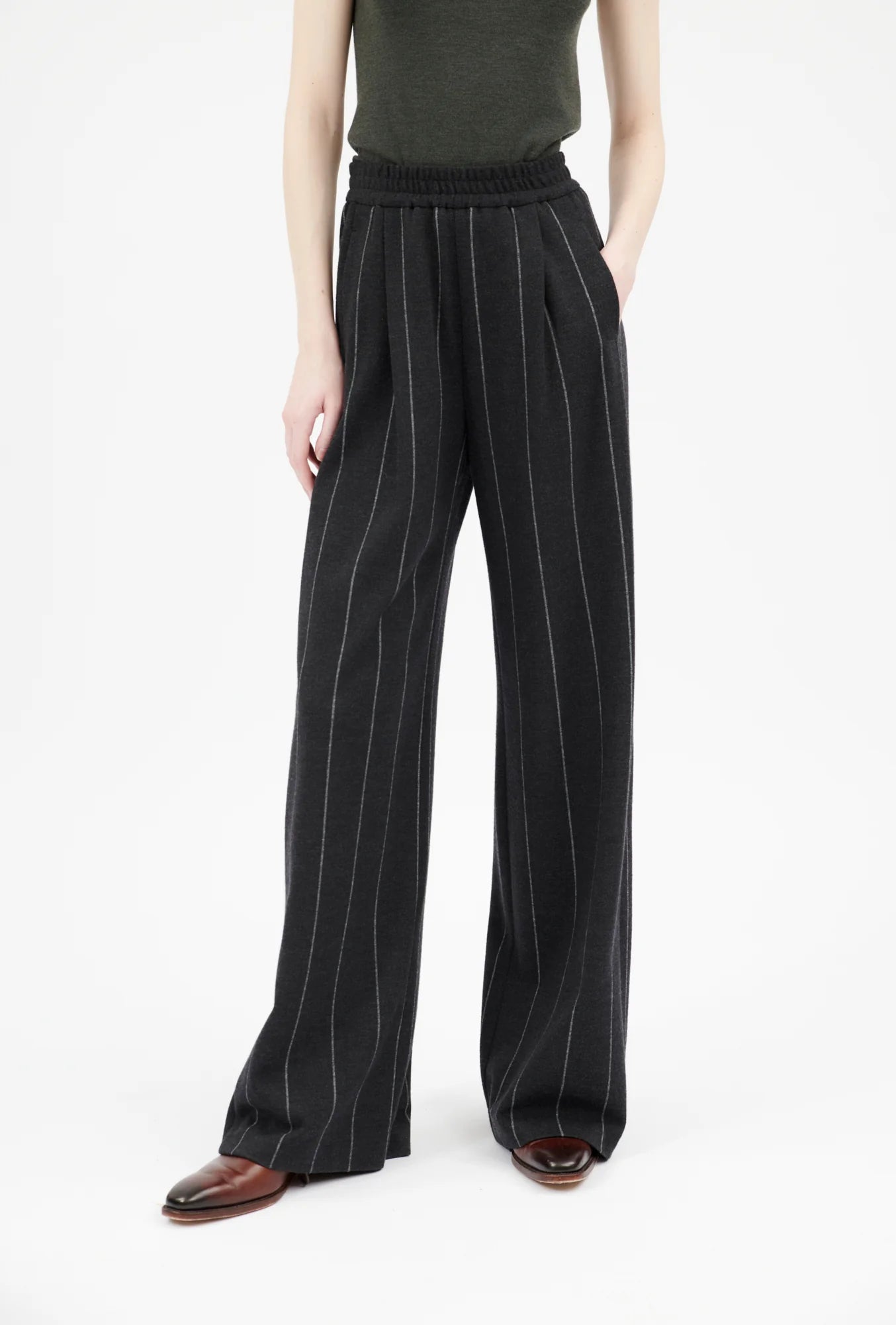 Odeeh dunkelgraue Hose aus Wolle - Modelfoto von vorne