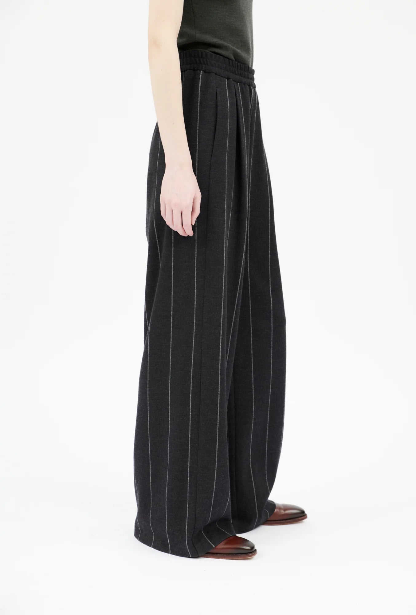 Odeeh dunkelgraue Hose aus Wolle - Modelfoto von der Seite