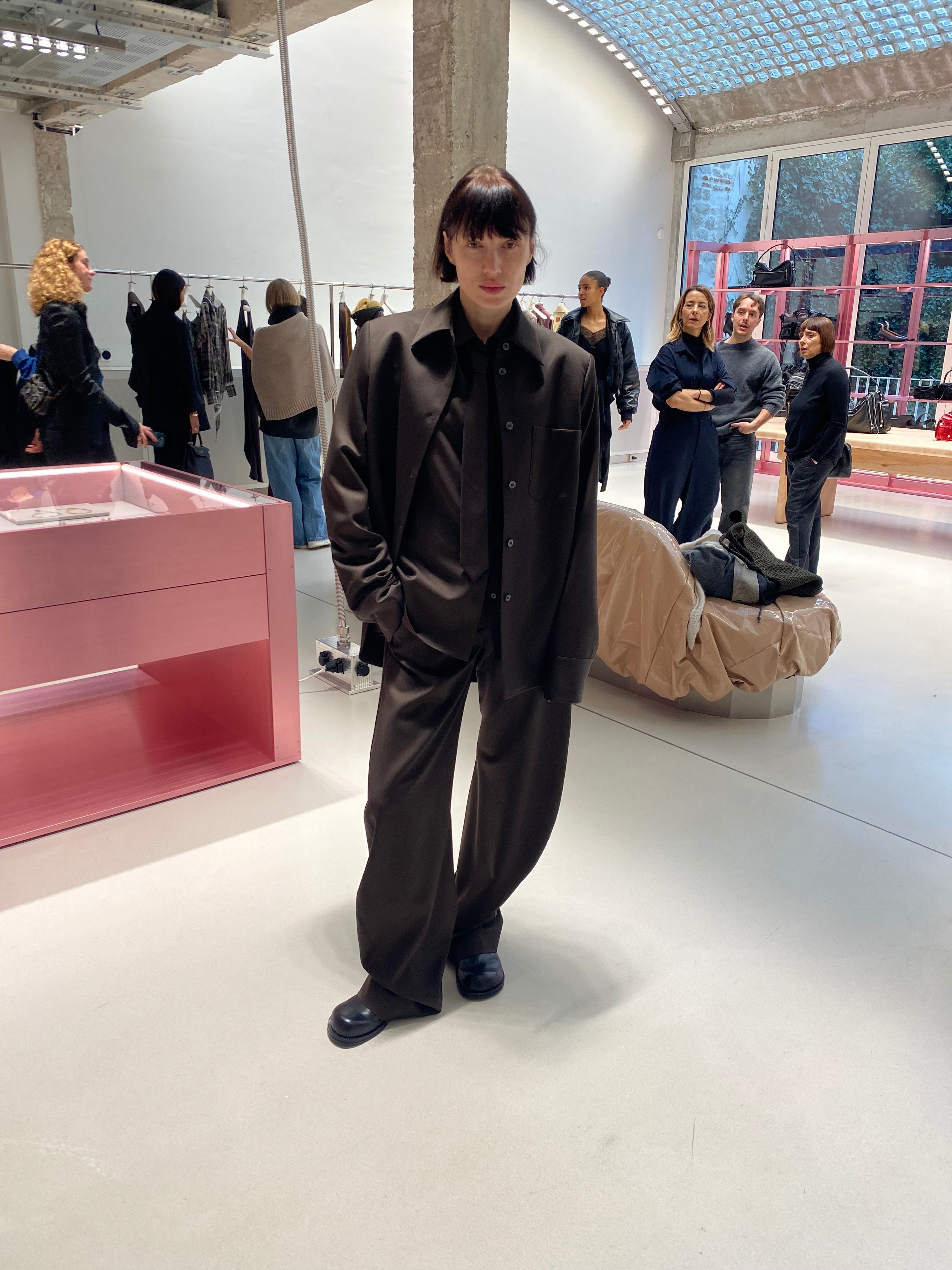 Acne Studios Hose aus Schurwolle in Kombination mit der passenden Hemdjacke - Showroombild vom Model 