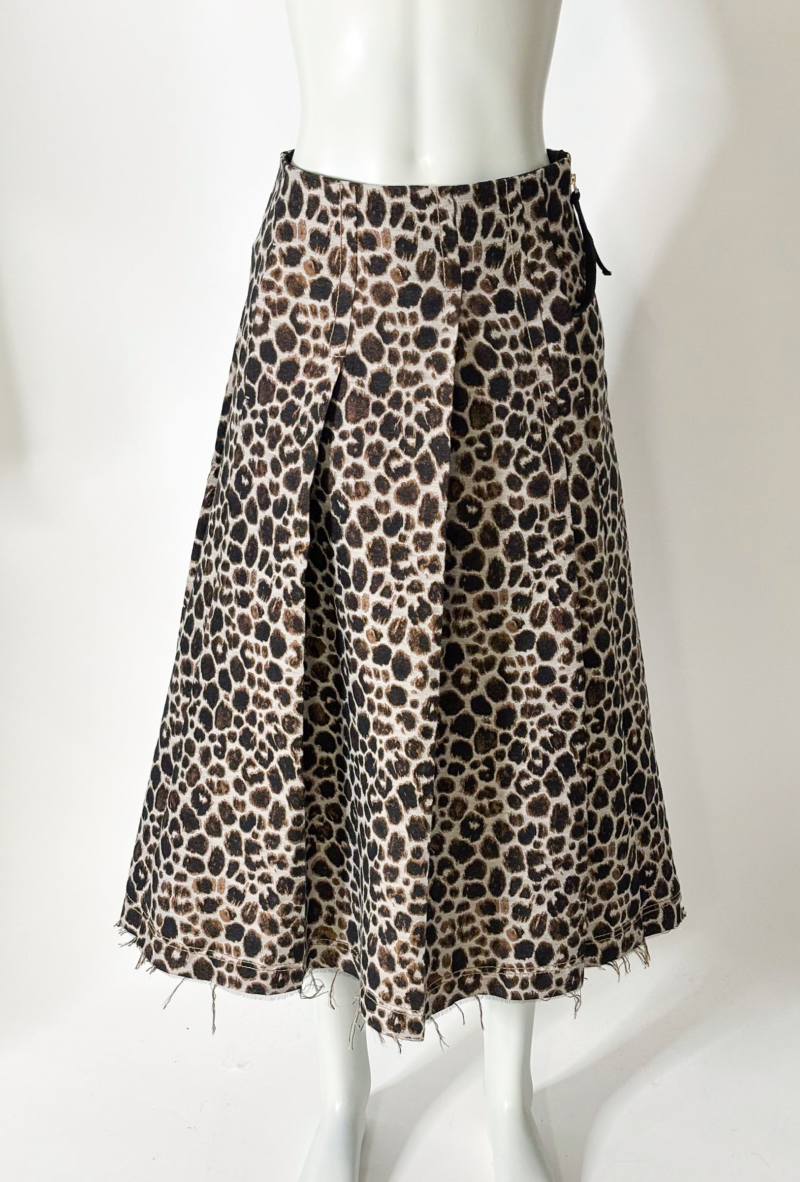 Odeeh Rock mit Leopardenmuster aus Baumwollgemisch - Fotografiert an Büste