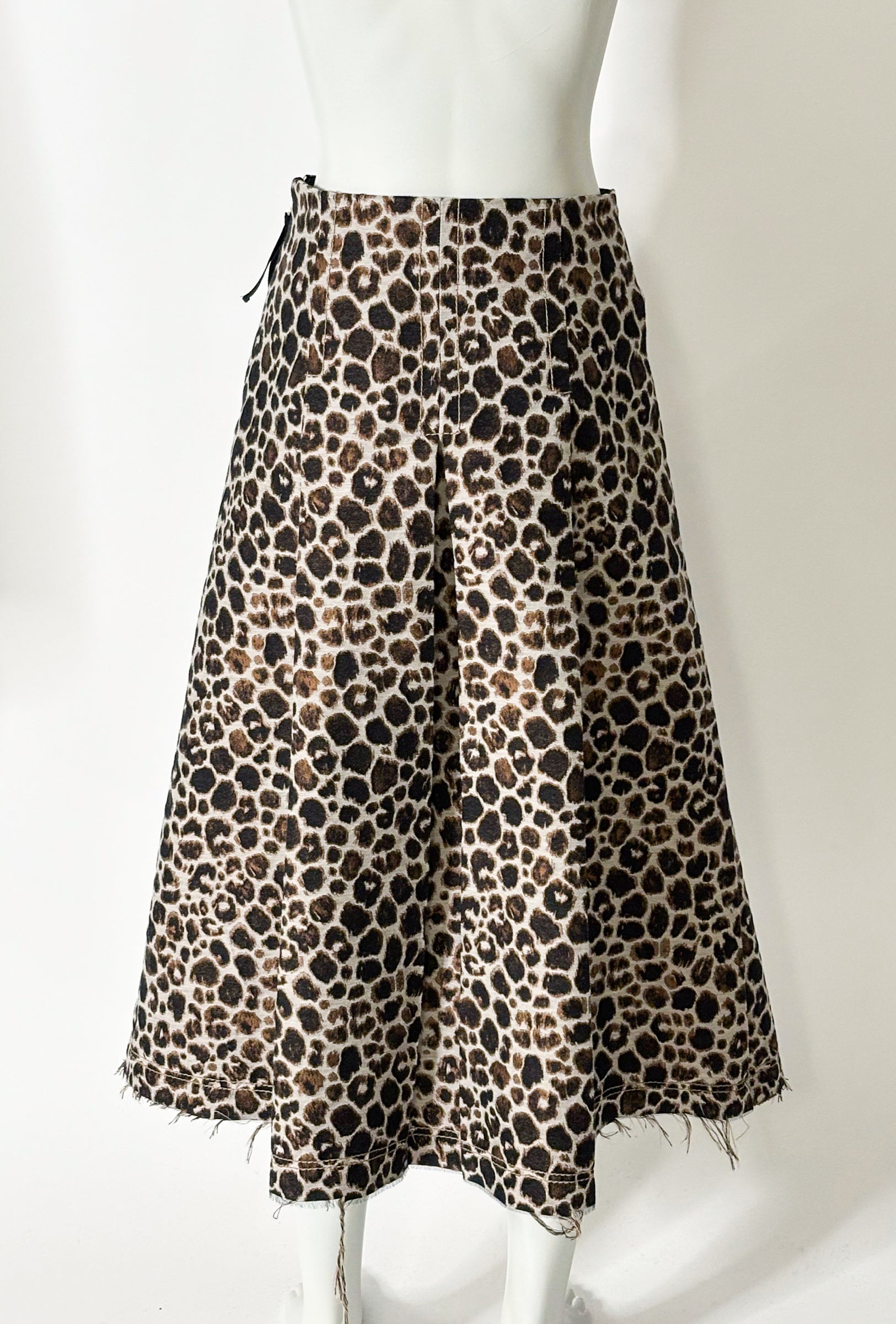 Odeeh Rock mit Leopardenmuster aus Baumwollgemisch - Fotografiert an Büste von hinten