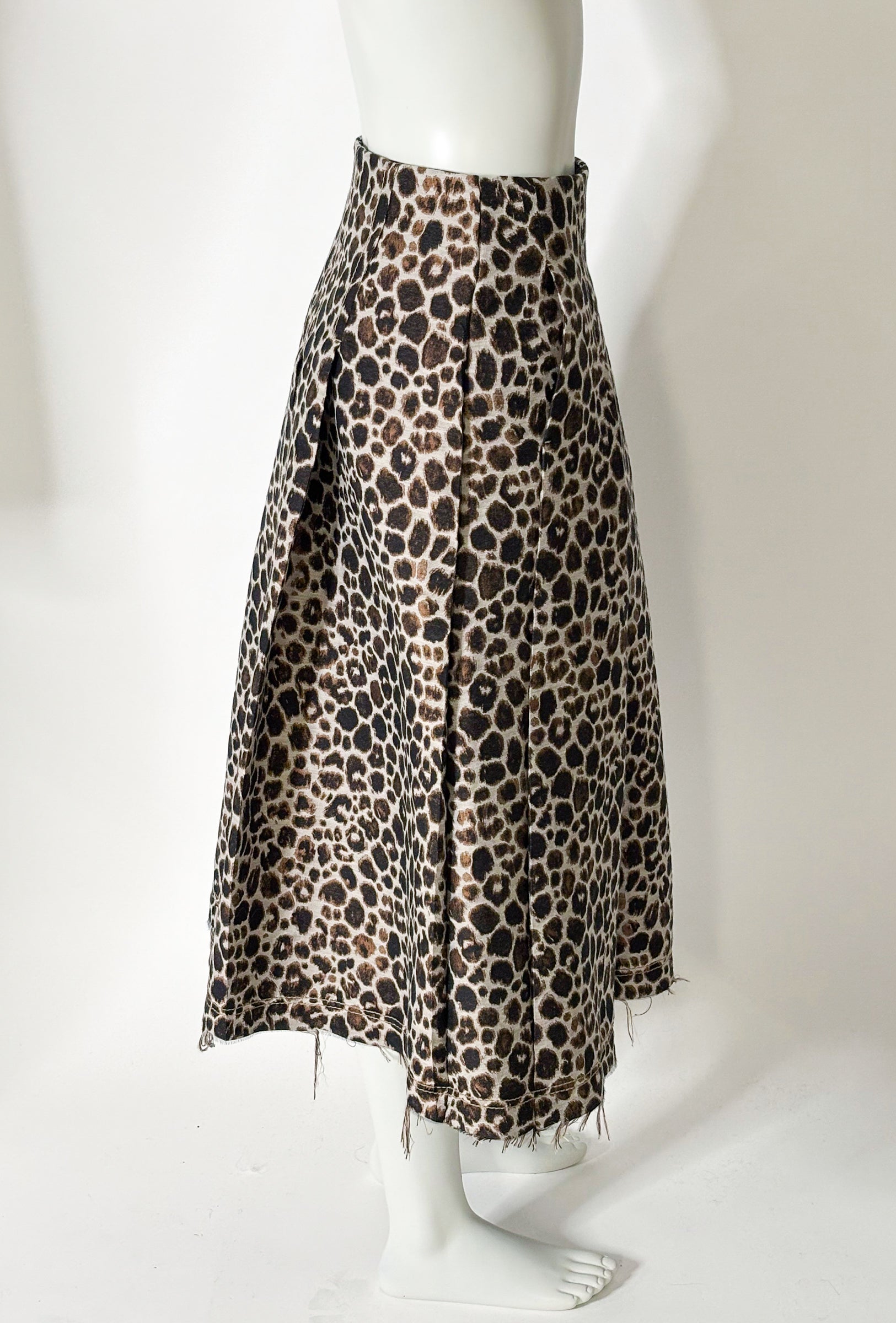 Odeeh Rock mit Leopardenmuster aus Baumwollgemisch - Fotografiert an Büste von der Seite