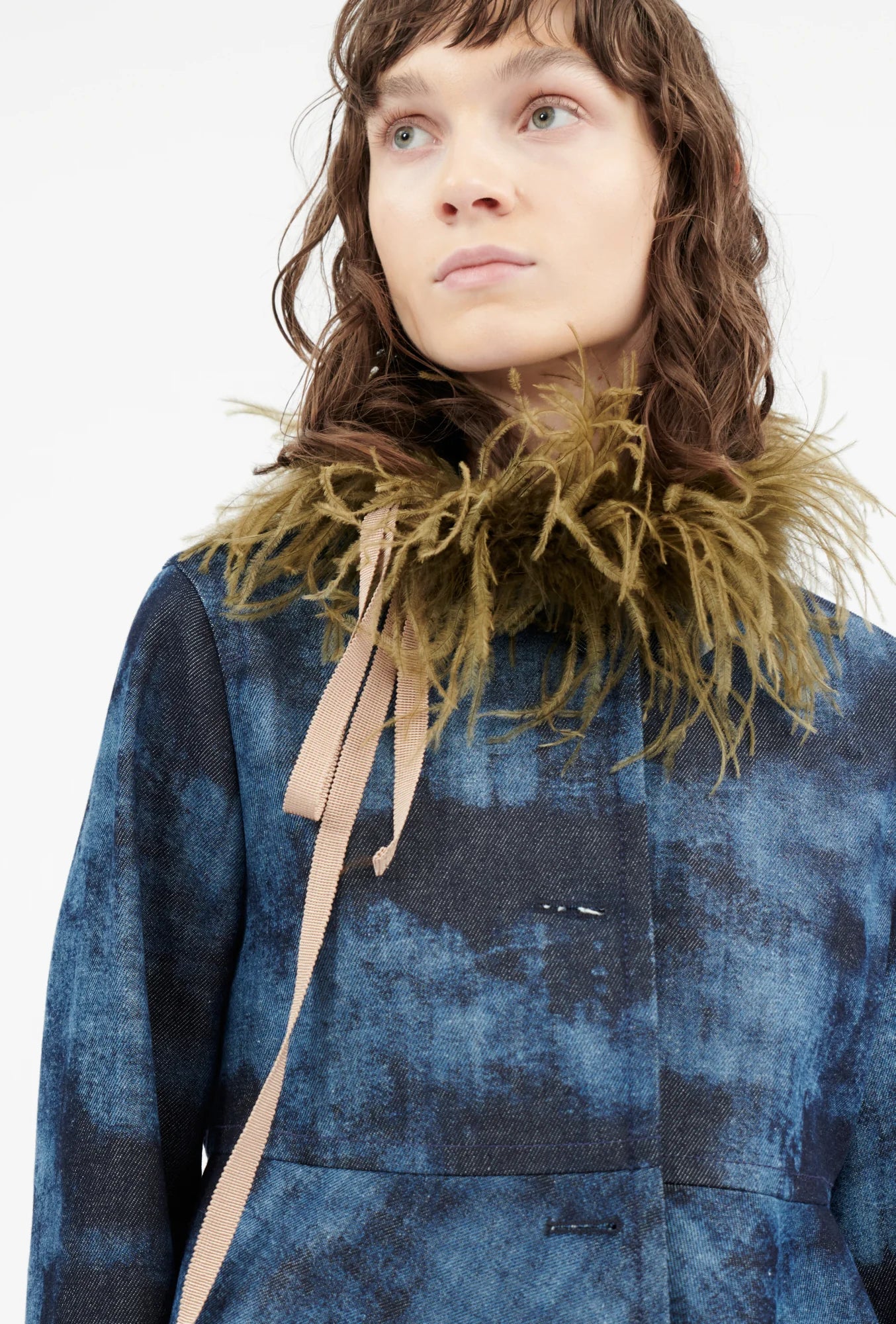 Odeeh Kragen aus Straußenfedern zum Binden in olivgrün - Tragebild am Model