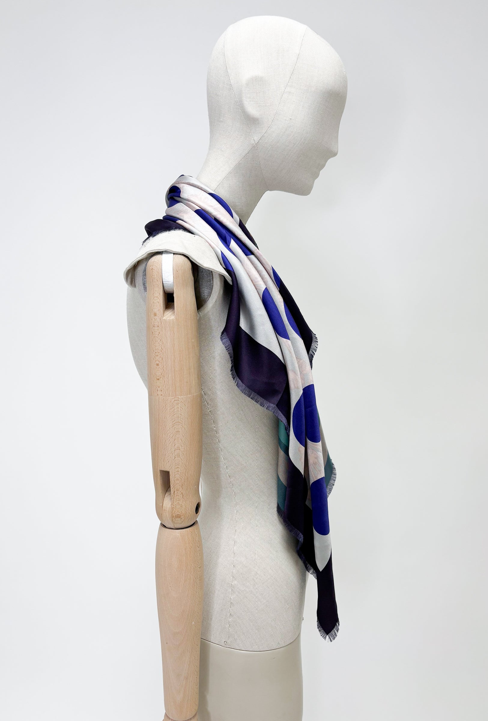 Odeeh Seidentuch mit abstrakten, floralem Print in  verschiedenen blau Tönen - Seitenansicht