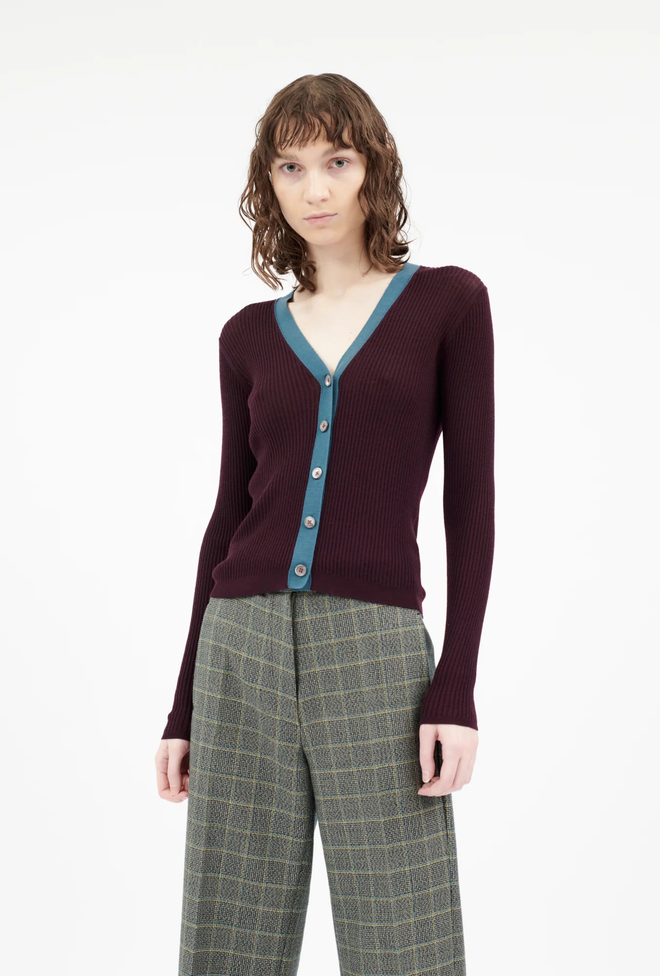 Odeeh weinrote Strickjacke aus Schurwolle - am Model fotografiert 