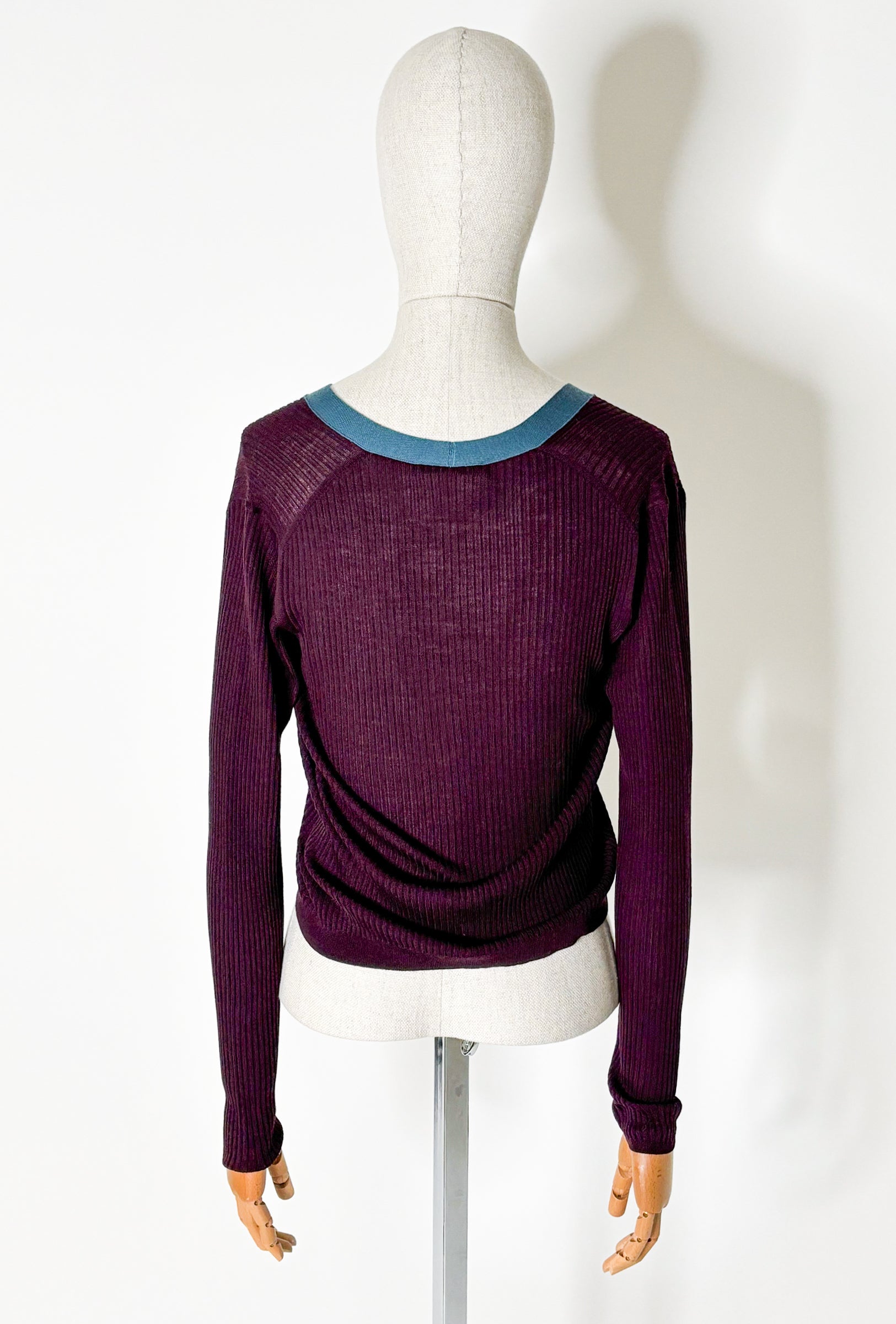 Odeeh weinrote Strickjacke aus Schurwolle - an Puppe fotografiert von hinten