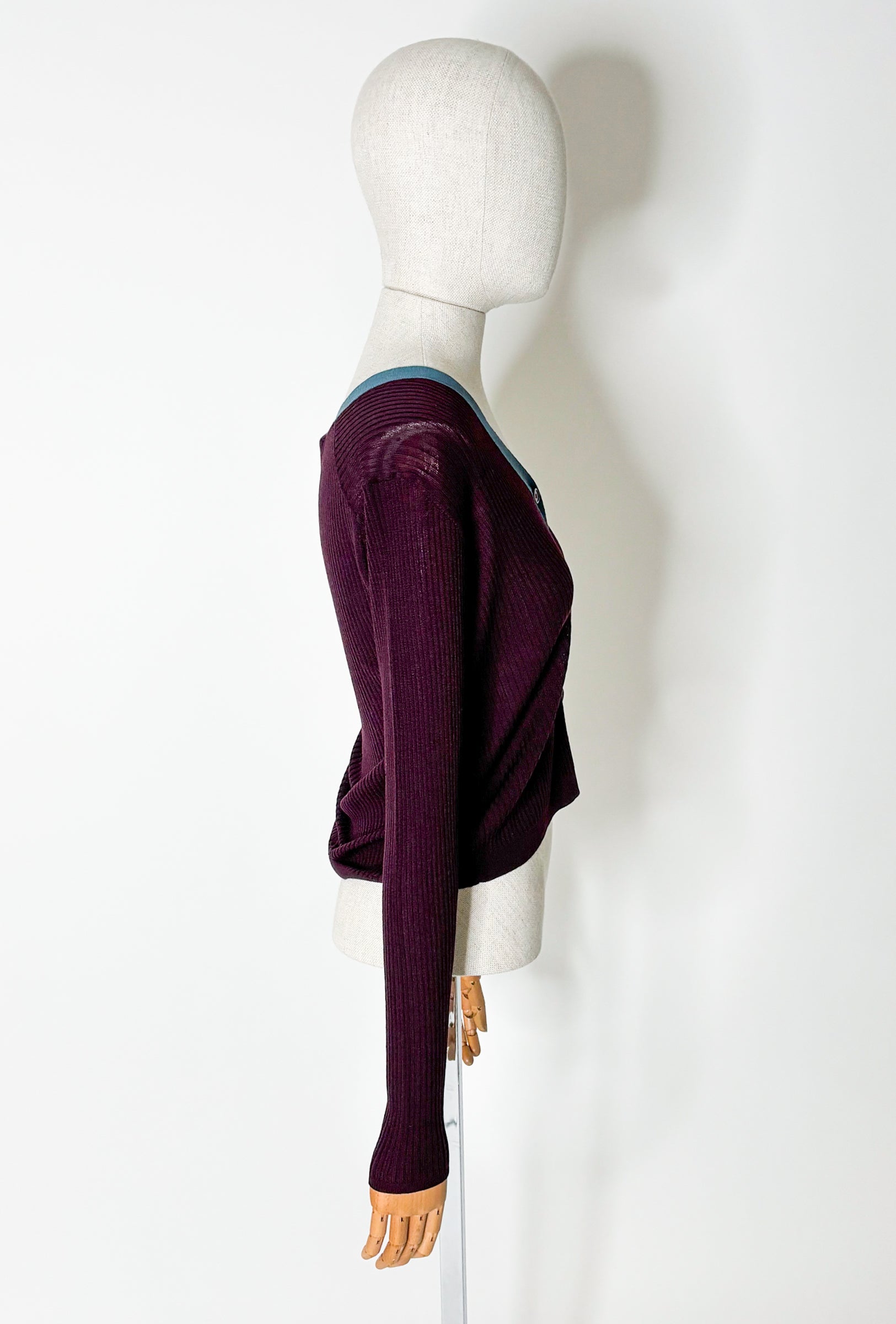 Odeeh weinrote Strickjacke aus Schurwolle - an Puppe fotografiert von der Seite