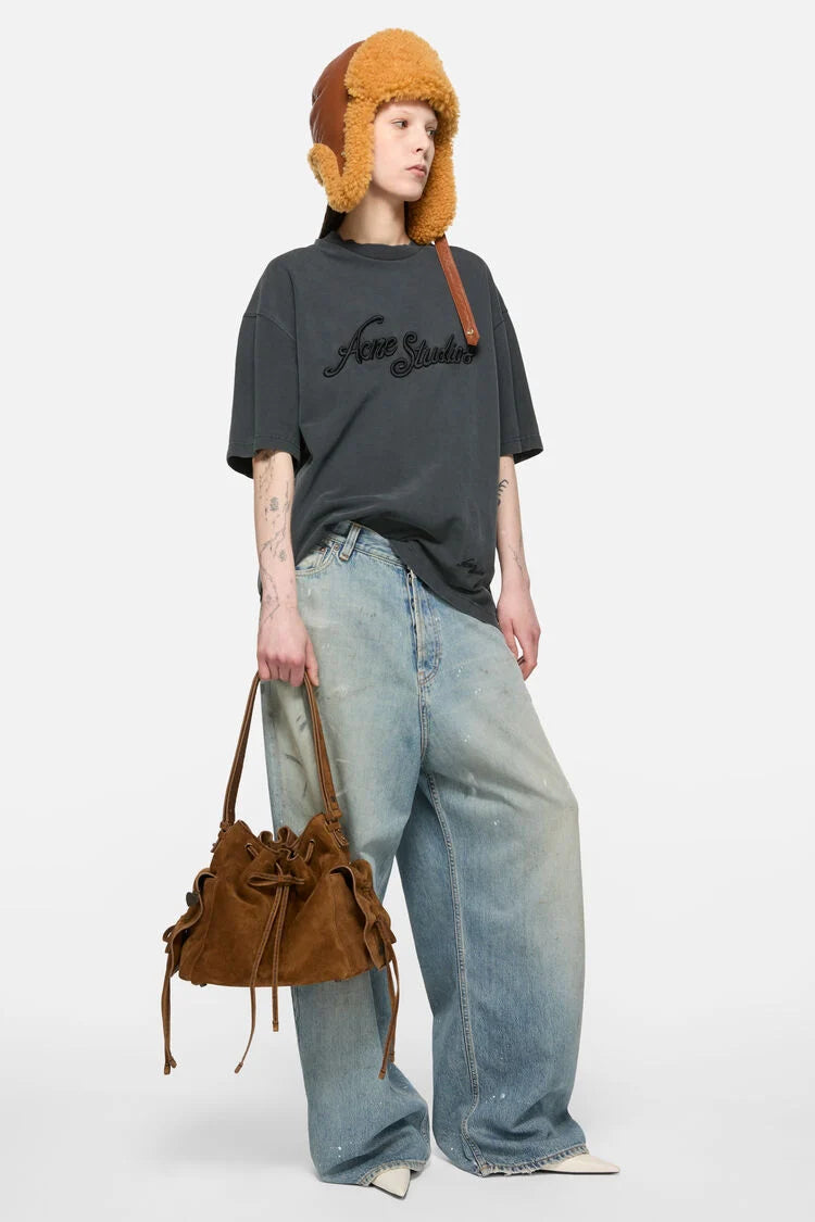 Braune Wildledertasche mit Schnüren. Model Foto.