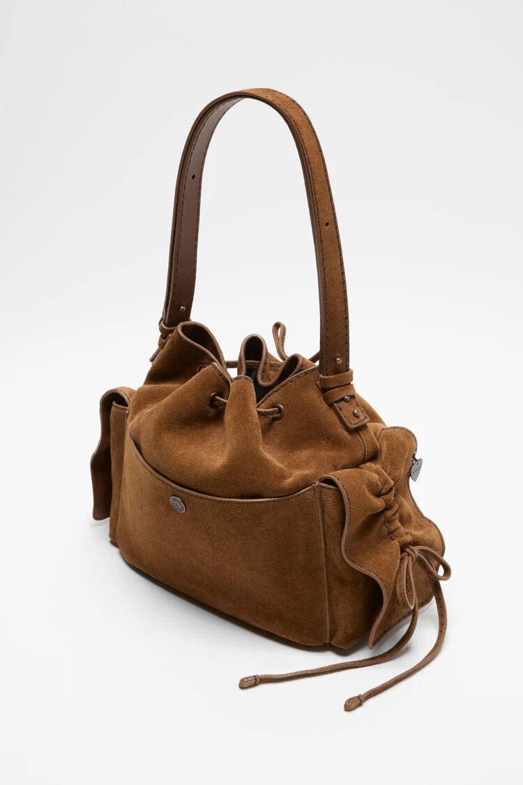 Braune Wildledertasche mit Schnüren. Flat Shot Rückseite.