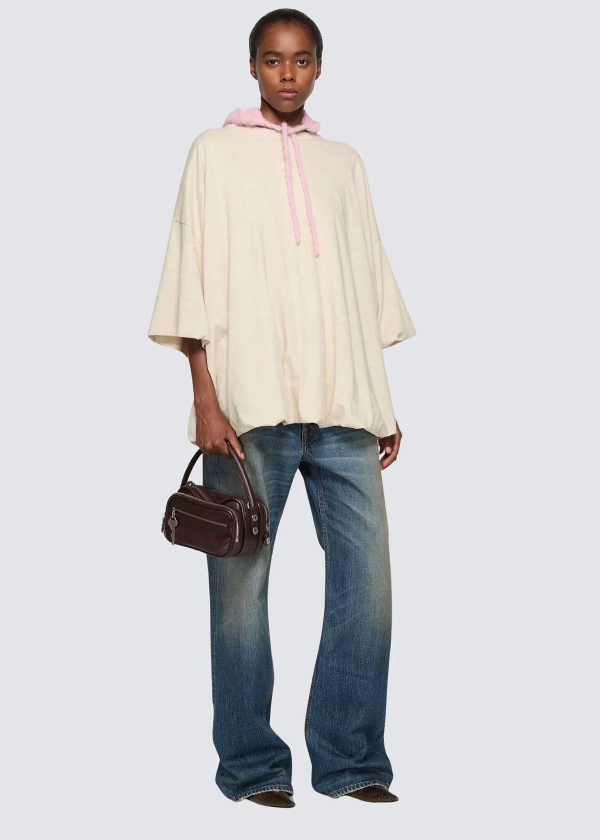 Tragbild des Double-Layer T-Shirts von vorne mit überschrittener Schulter und Oversize-Fit-