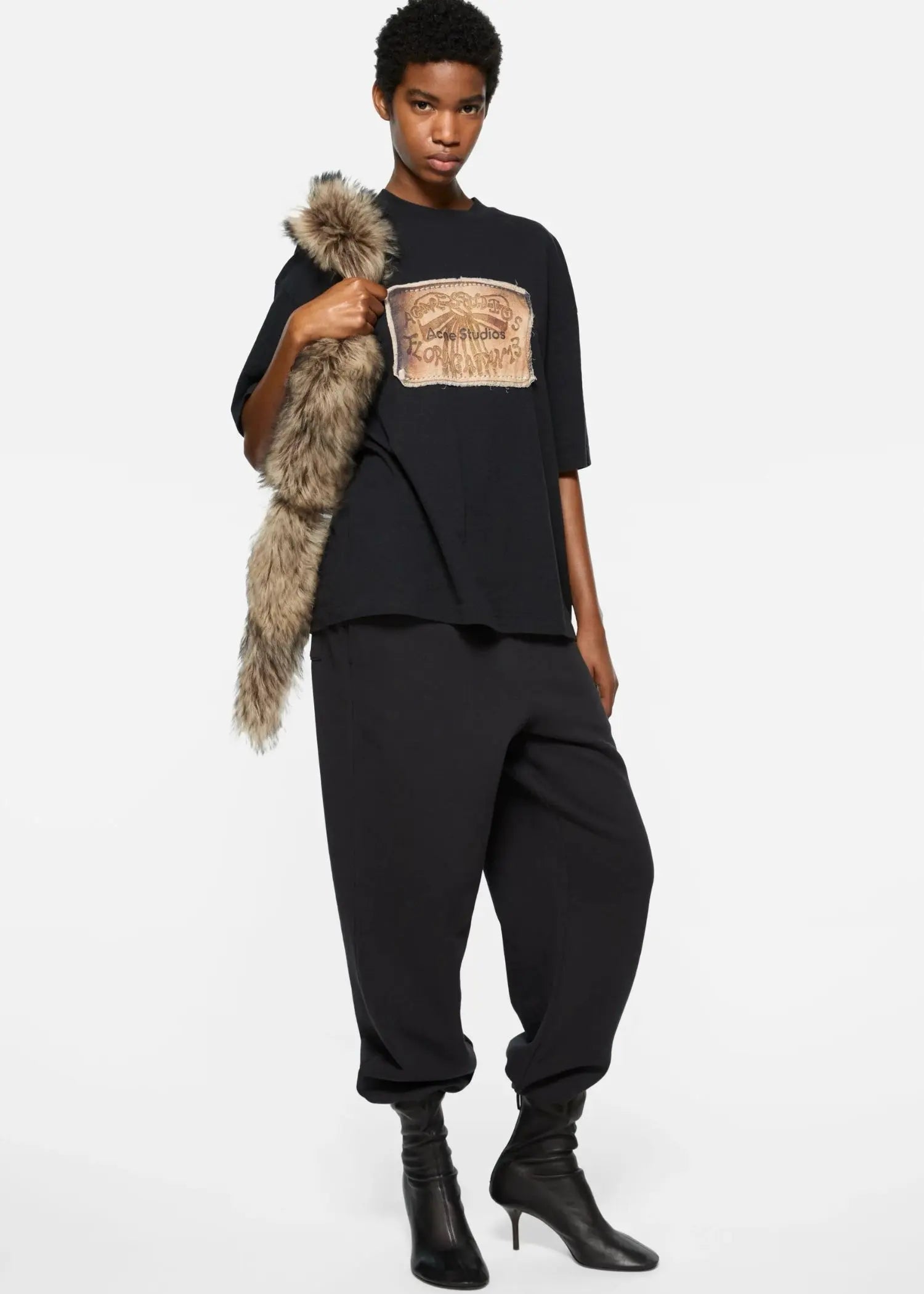 Model Tragbild Acne Studios Boots in schwarz aus Leder mit Absätzen Ansicht von vorne