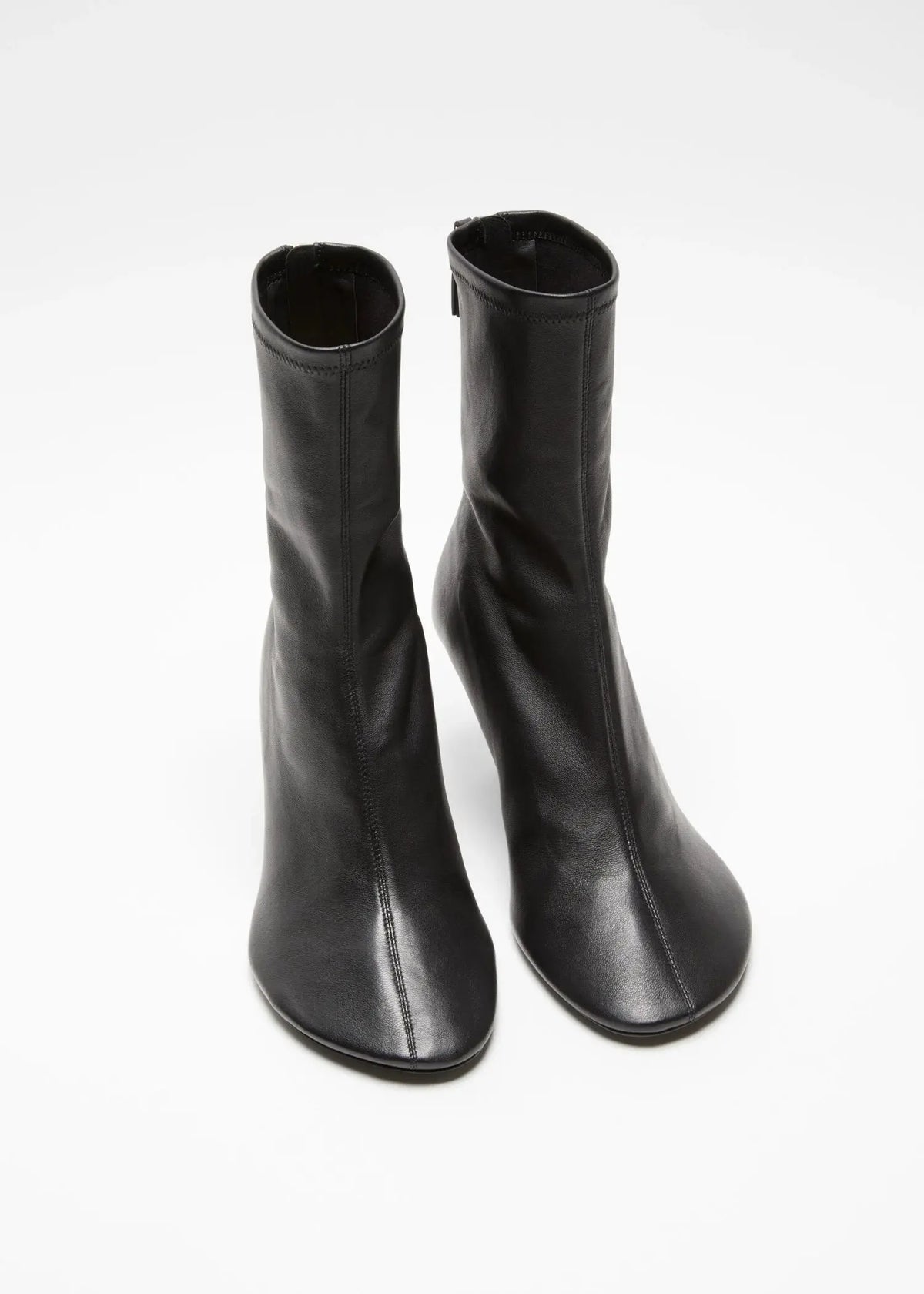 Acne Studios Boots in schwarz aus Leder mit Absätzen, Ansicht von vorne, 