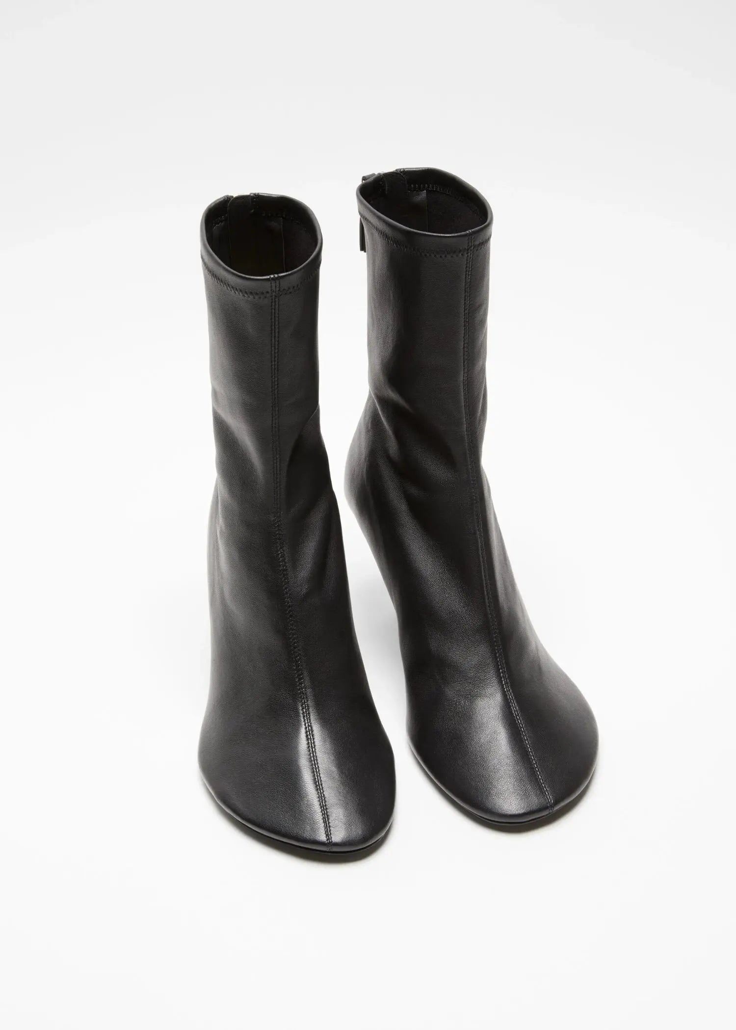 Acne Studios Boots in schwarz aus Leder mit Absätzen, Ansicht von vorne, 