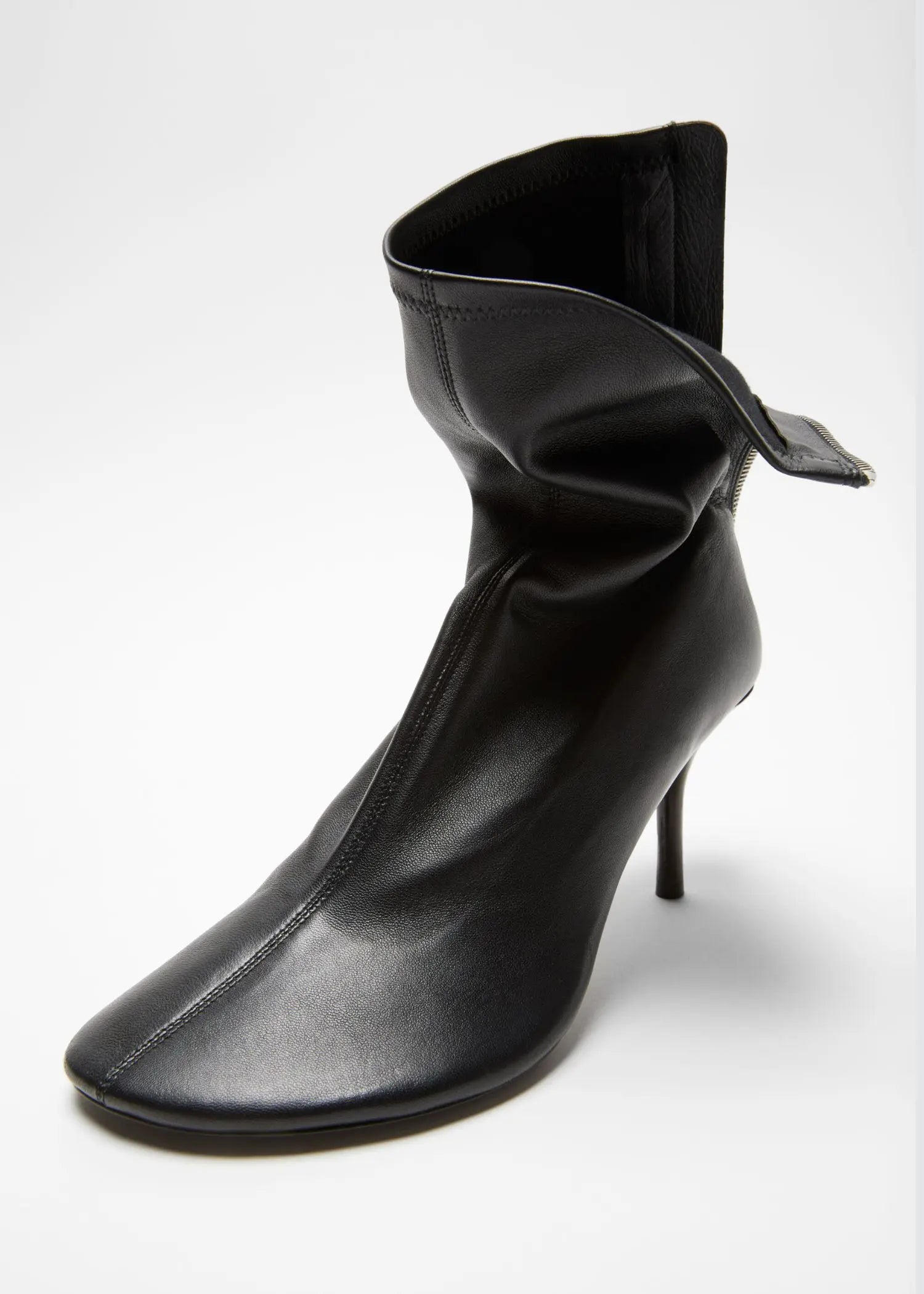 Acne Studios schwarzer Boot linke Seite mit Absatz Ansicht von vorne, Reißverschluss hinten
