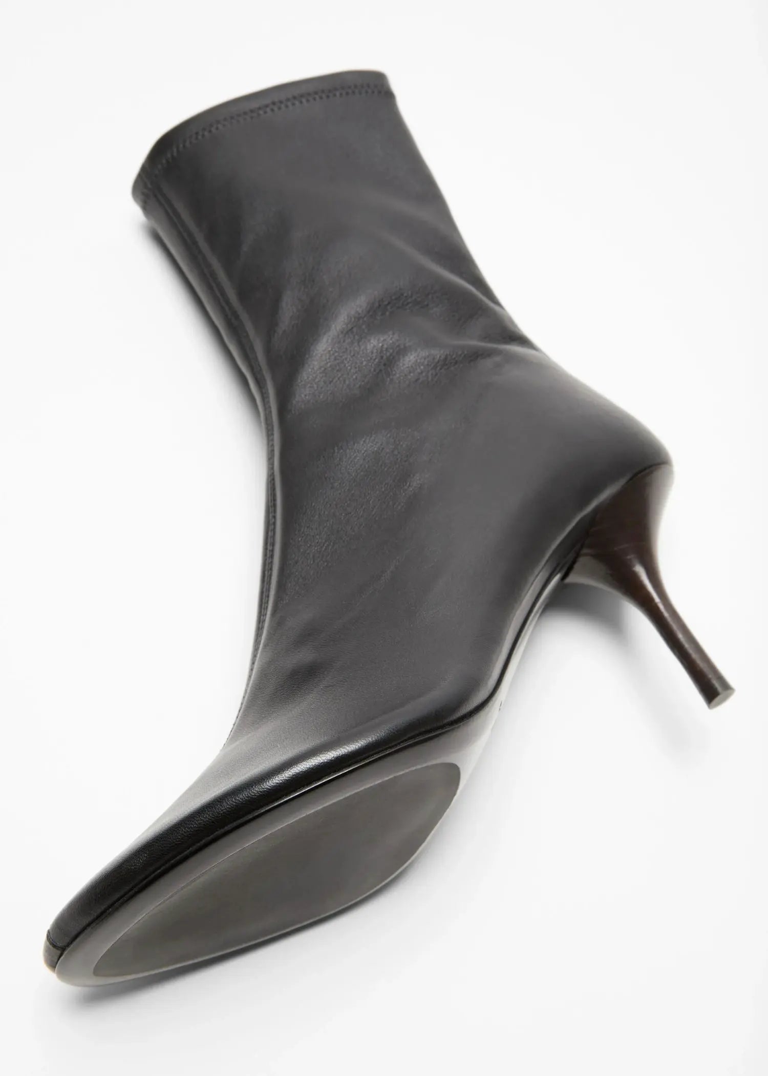 Acne Studio Boot aus Leder in schwarz mit Absatz Ansicht von Seite und unten