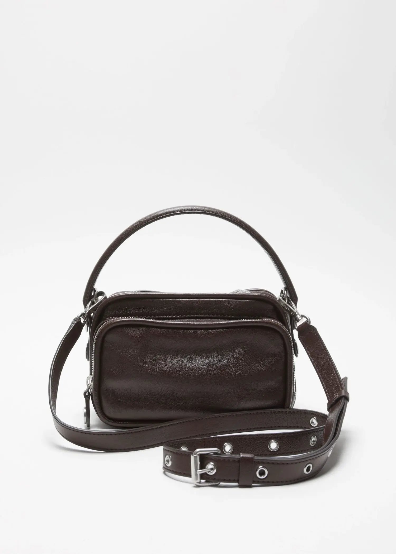Acne Studios Handtasche in dunkelbraun, aus Kalbsleder mit Tragegriff und verstellbaren Riemen mit Verschluss, Ansicht von hinten