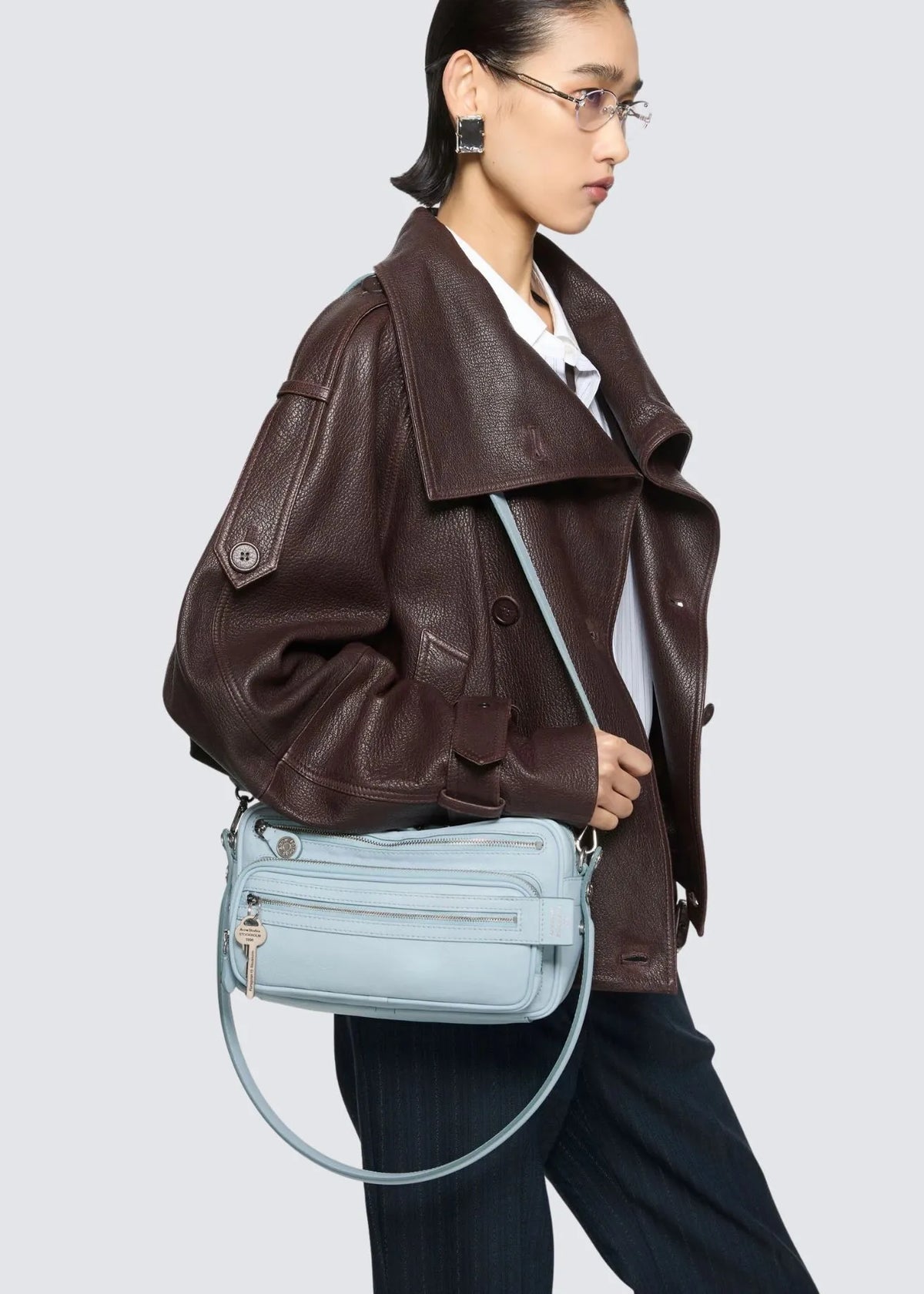 Tragbild der Dust Blue Taschen vom Modell getragen mit verstellbaren Schulterriemen und Trageriemen.