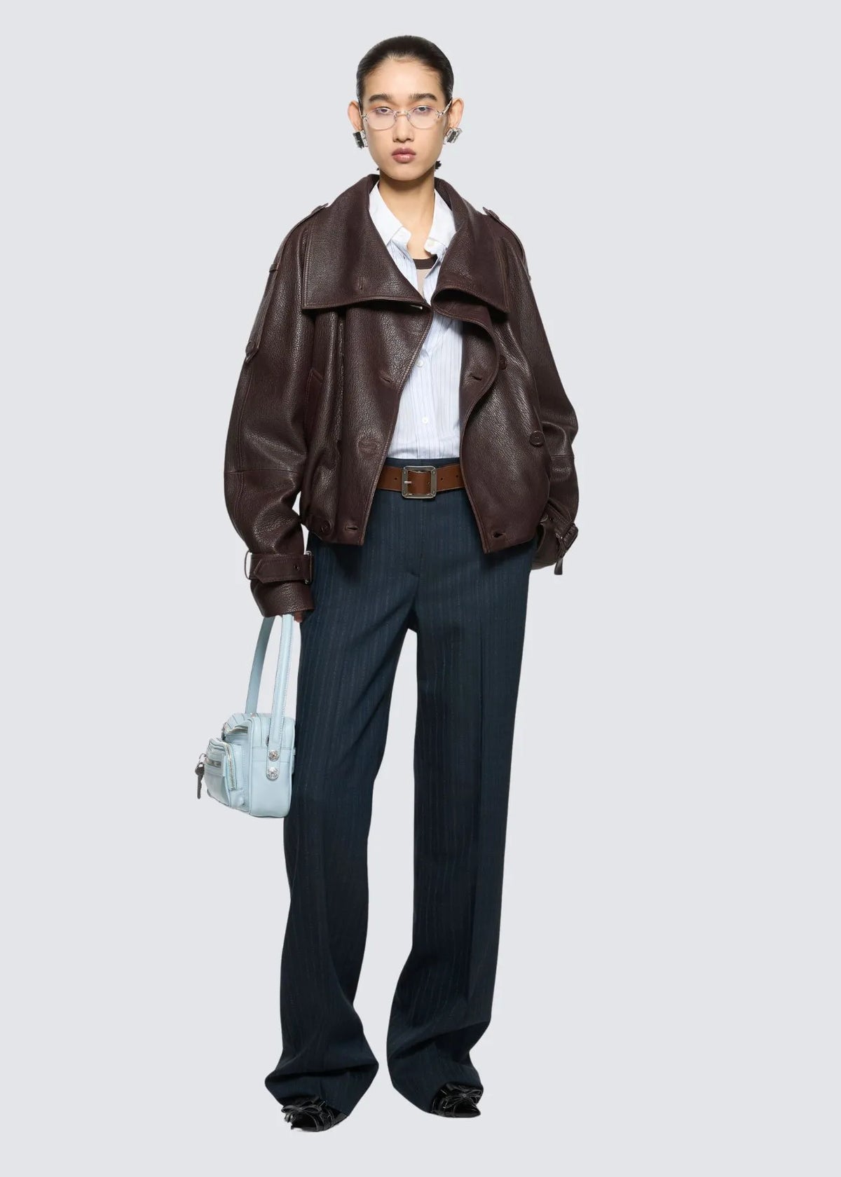 Tragbild der Tasche von vorne mit zwei Denim Knöpfen an der Außenseite.