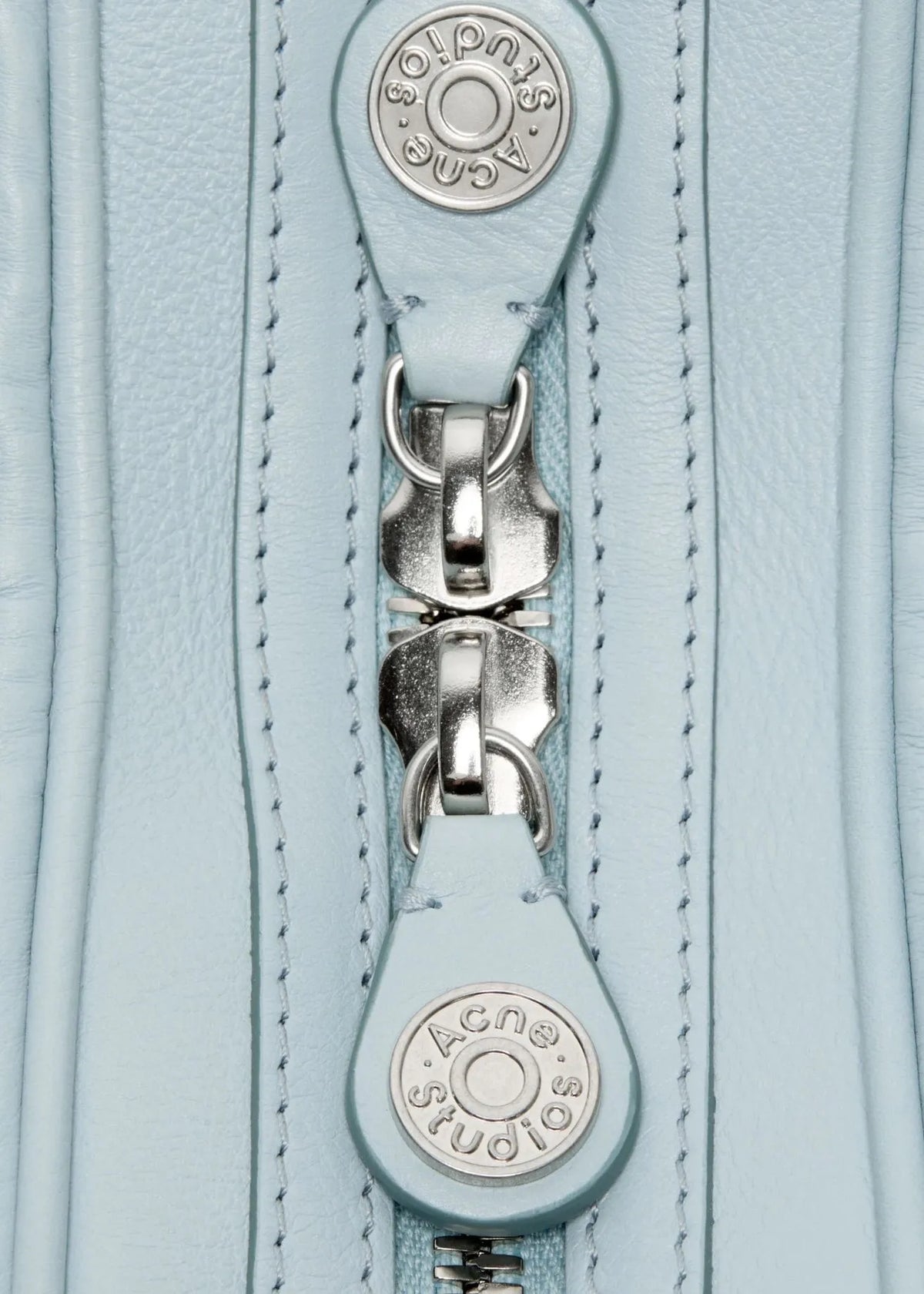 Detail Shot deer Reißverschluss Anhänger mit silbernen Acne Studios Details.