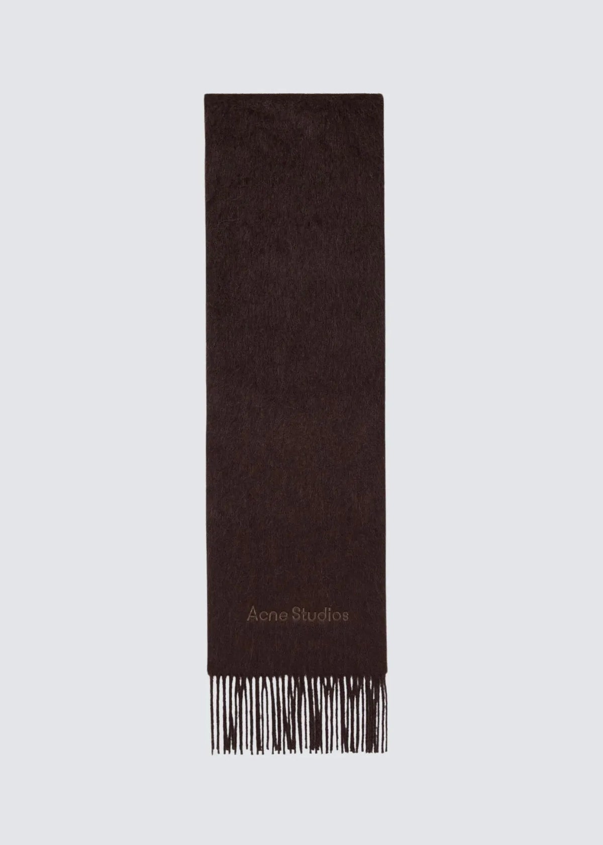 Freistehendes Bild eines dunkel braun melierten Acne Studios Schals mit gestickten Logo und ausgefransten Enden.