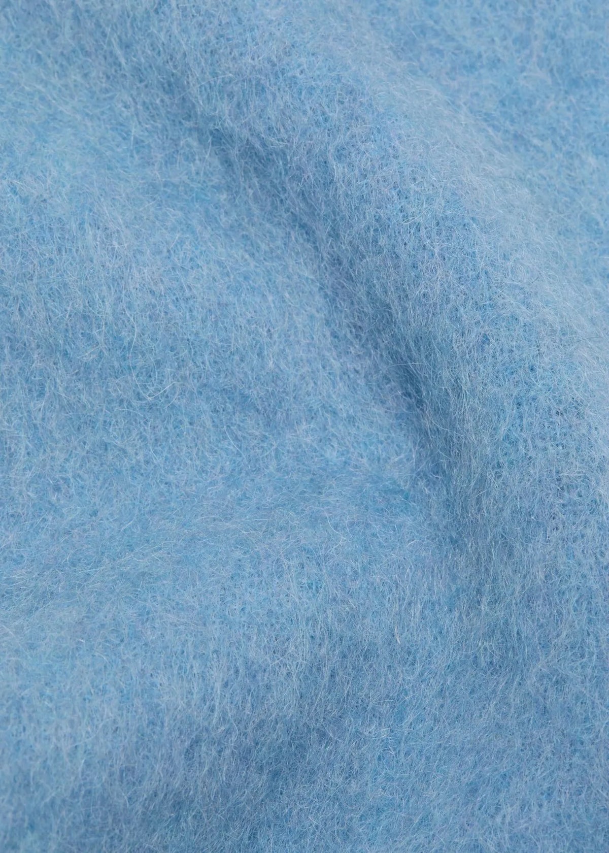 Nahaufnahme mit Fokus auf die Mohair-Struktur des Schals.