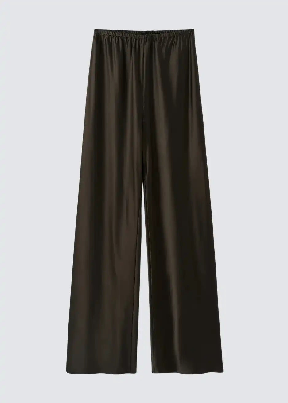 Almada Label Bias Chocolate Pants Freisteller auf grauem Hintergrund