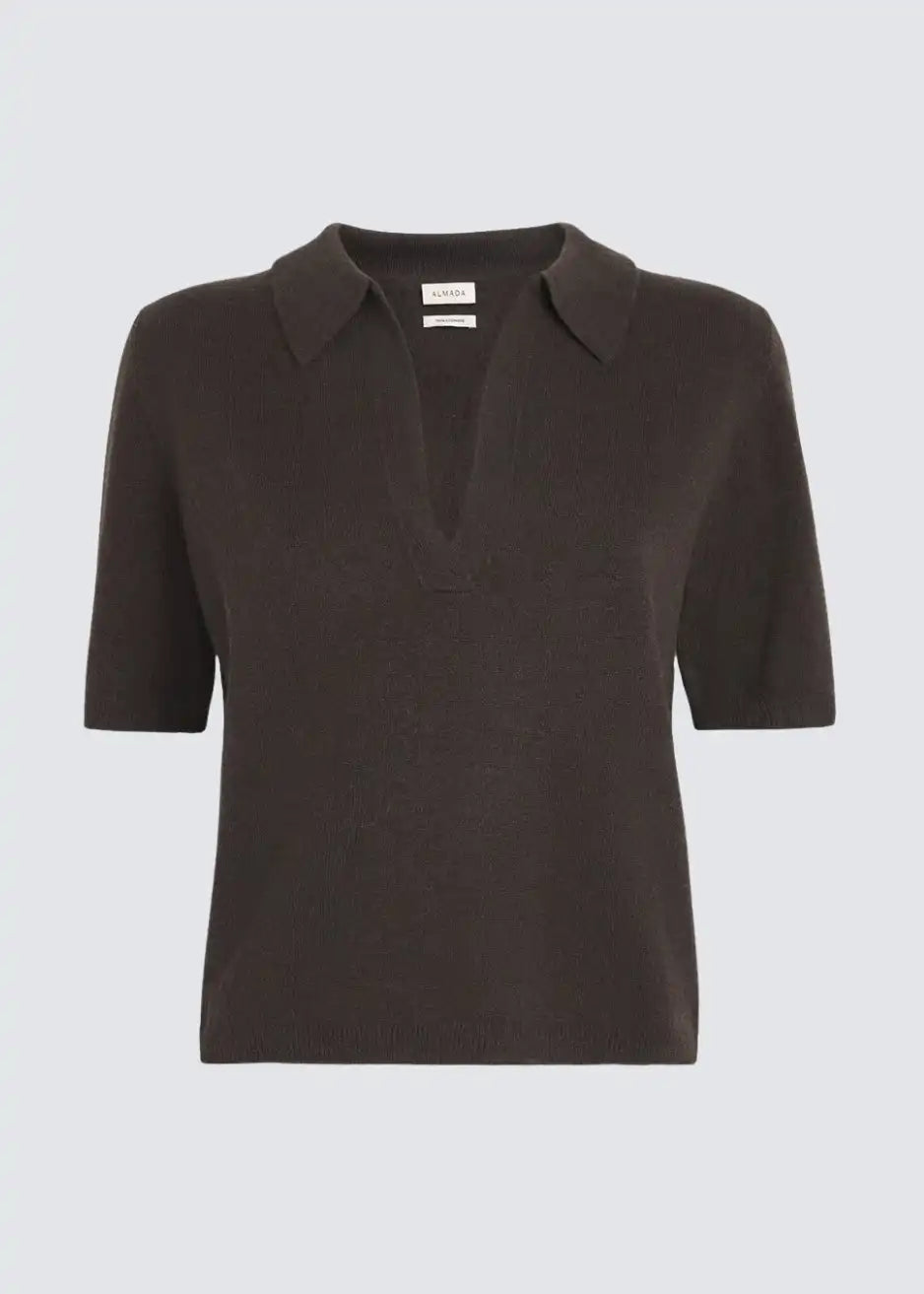 Almada Label Nessa Polo mit Kurzarm in braun, Freisteller  