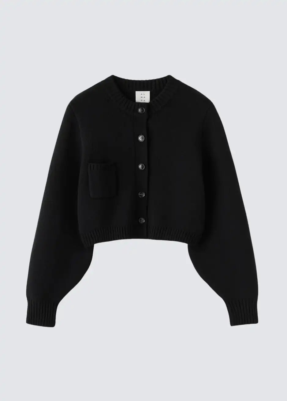 Almada Label Cardigan in Schwarz. Freisteller auf grauem Grund 