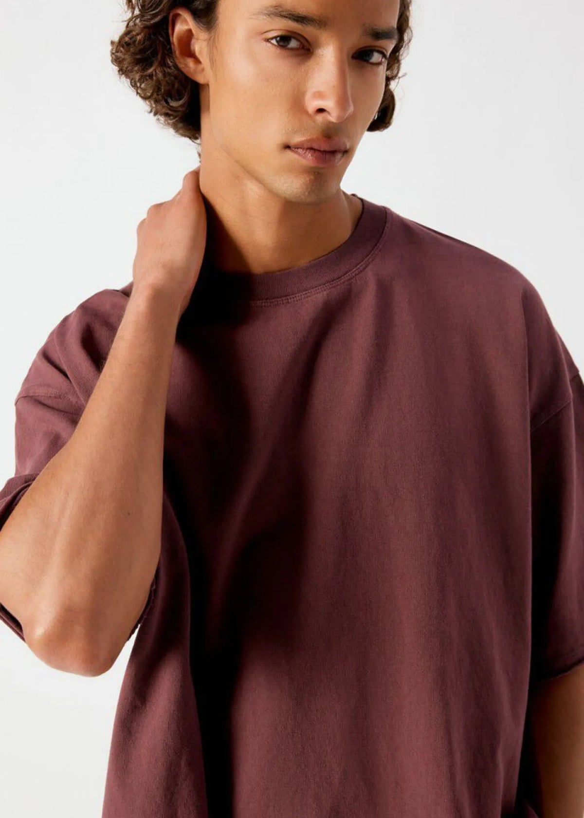 Modell von vorne am posen mit Vintage Shirt.