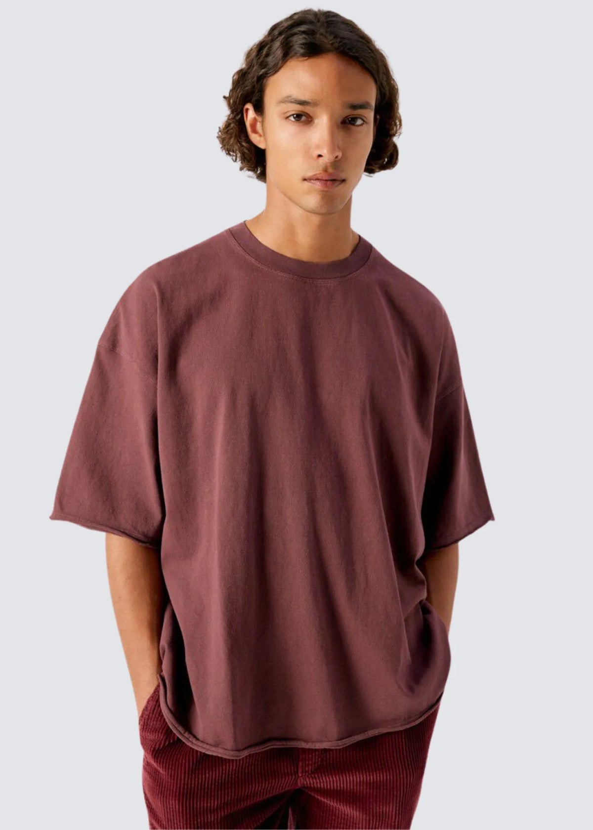 Modellansicht von vorne mit Blick auf weites Shirt mit gerippten Rundhalsausschnitt.