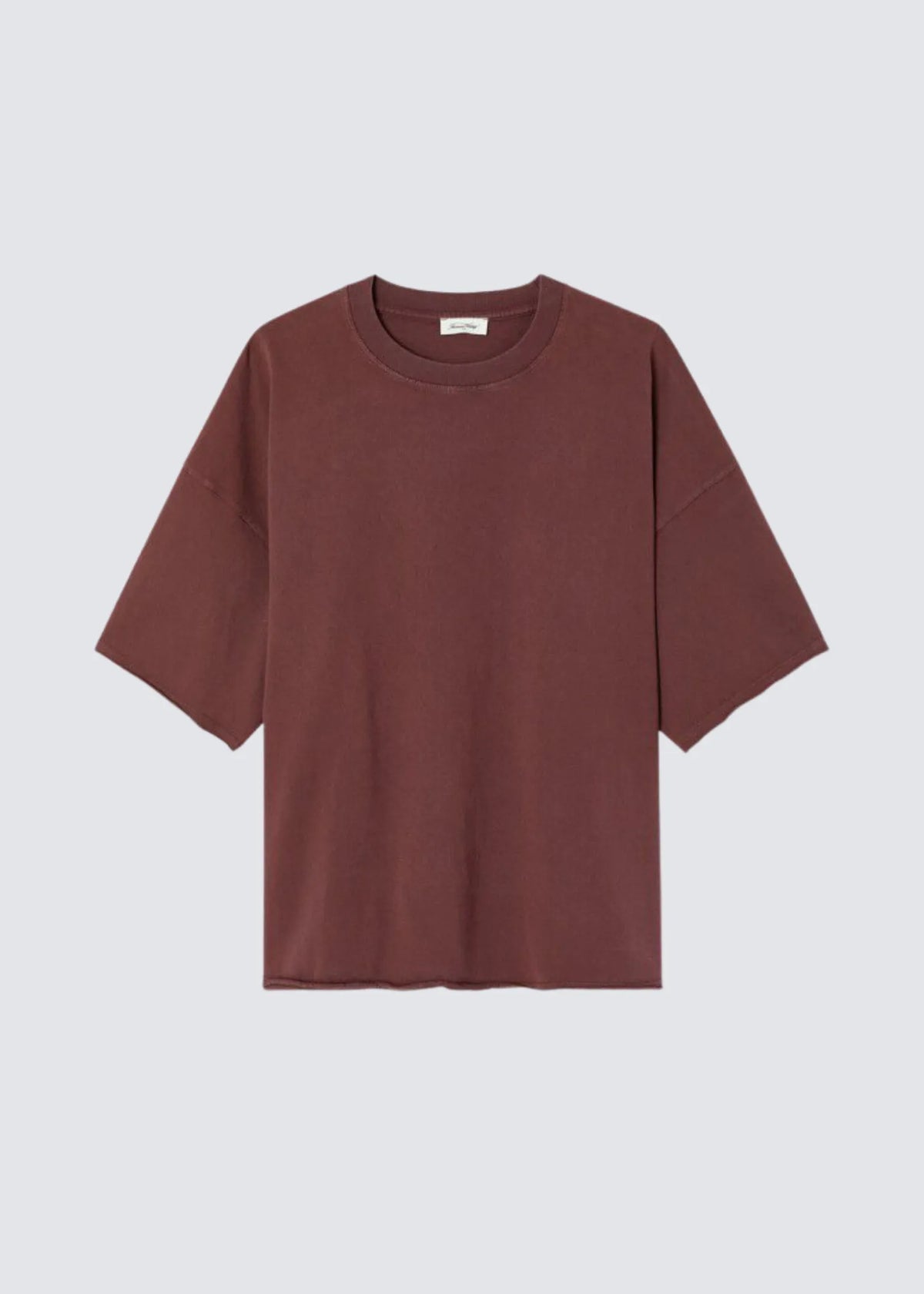 American Vintage Afoma T-Shirt freistehend abgelichtet von vorne in Burgundy Vintage.