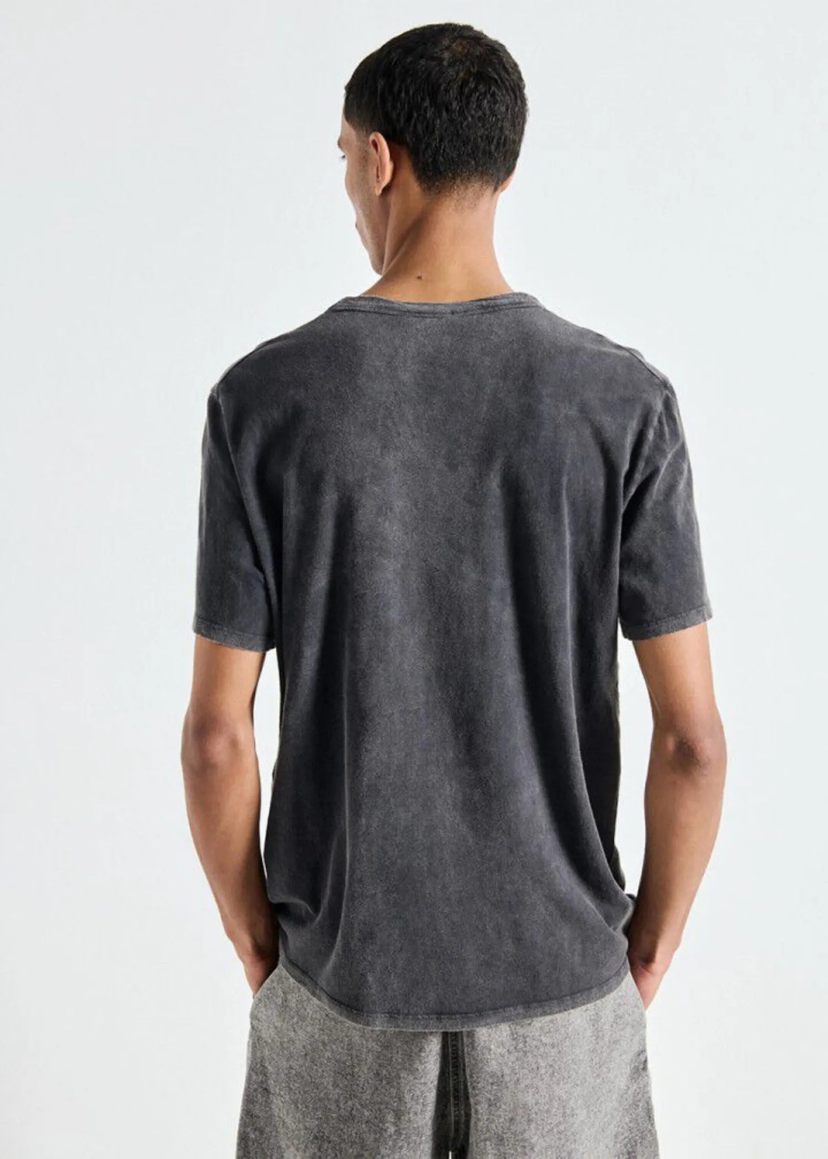 Lang geschnittenes Baumwolle-Shirt von hinten am Modell.