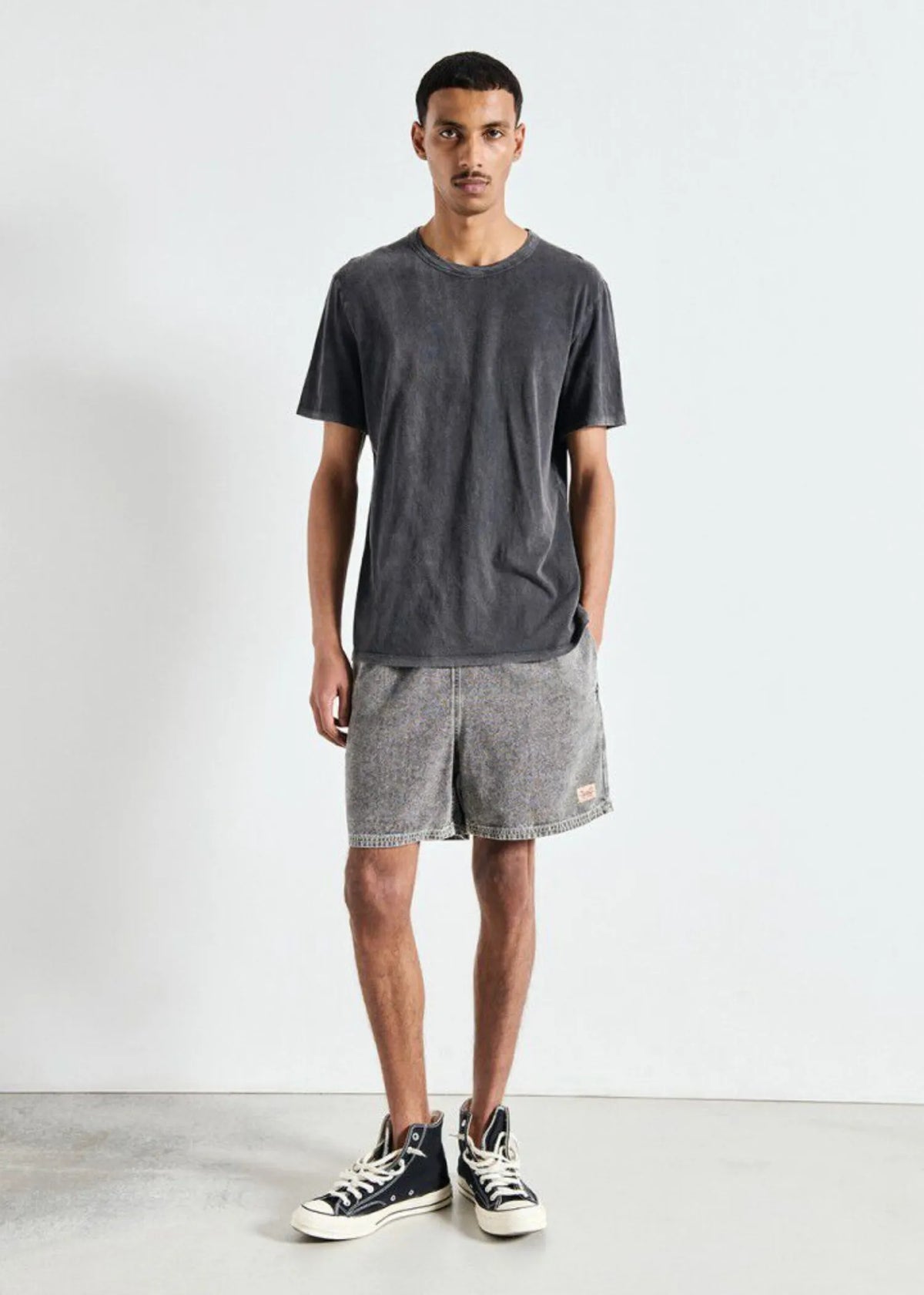 Modellansicht von vorne mit dem elastischen Shirt.