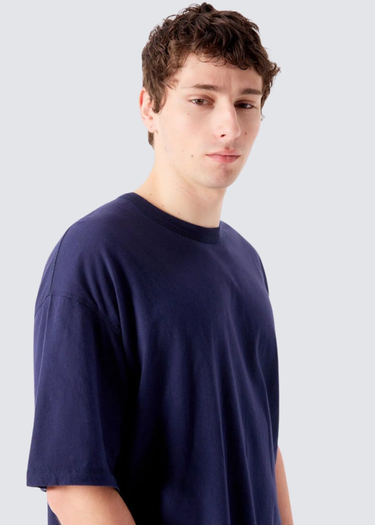 Nahaufnahme am Modell mit Blick auf den Rundhalsausschnitt und die überschnittene Schulter.