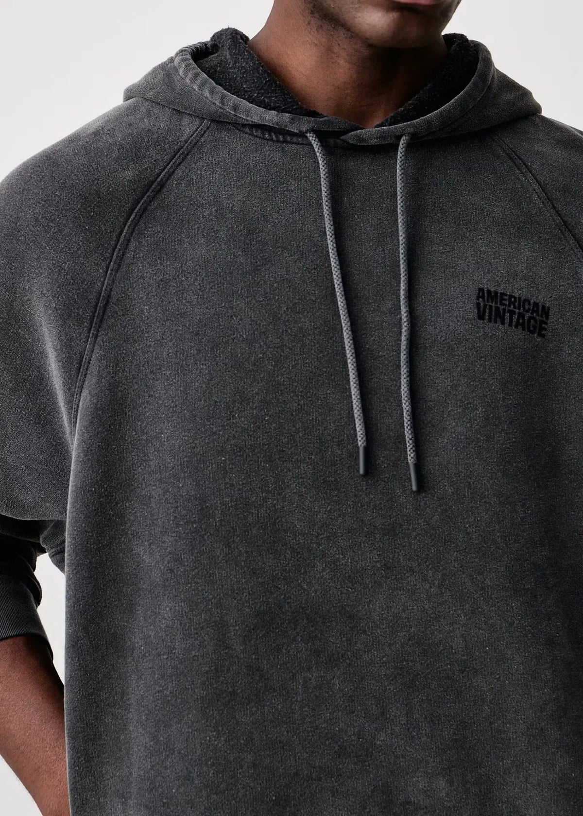 Detail Ansicht des verwaschenen Vintage Looks und der Kordeln sowie Logo-Print.